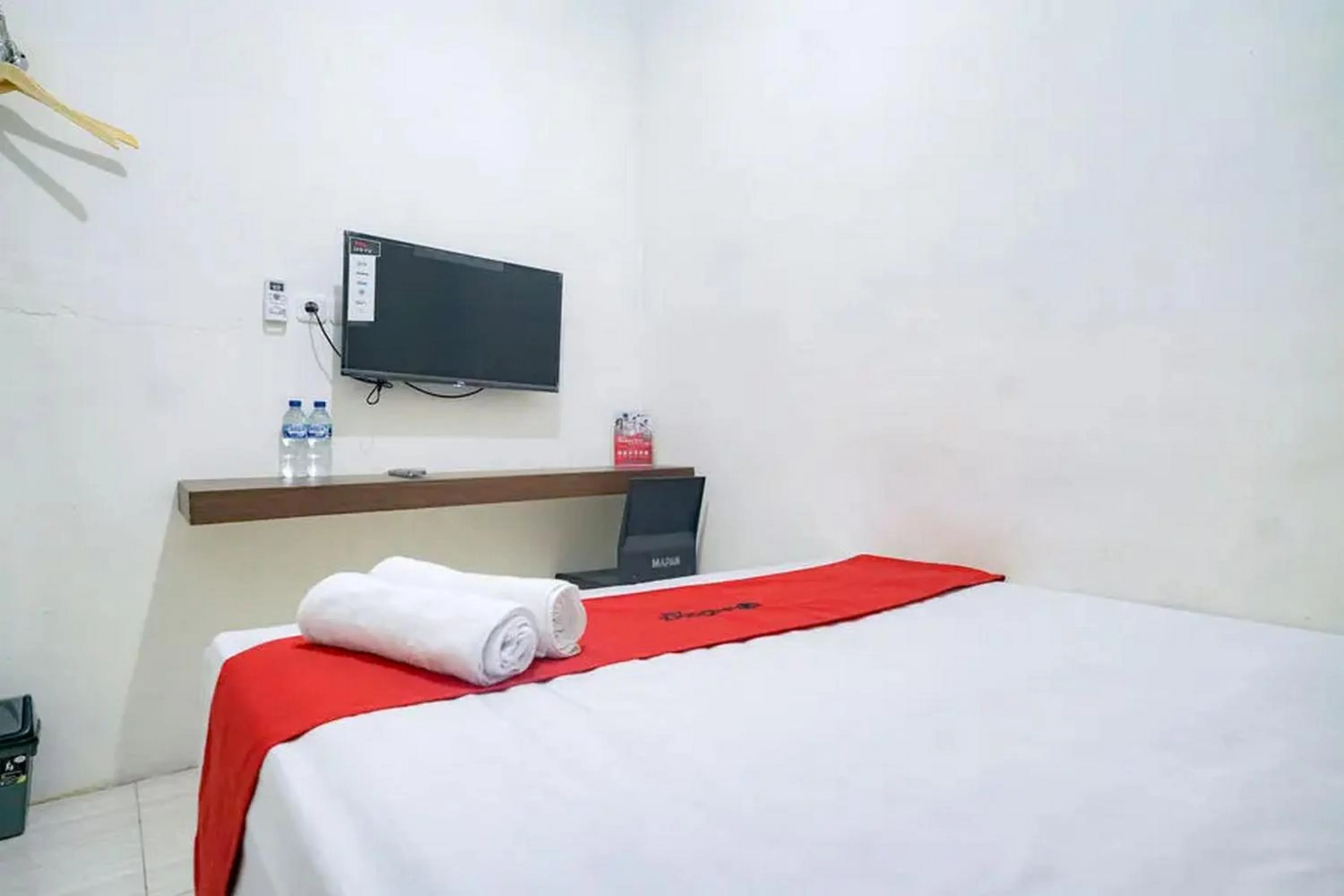 Bedroom, Bed in RedDoorz near Ekowisata Mangrove Belawan Medan