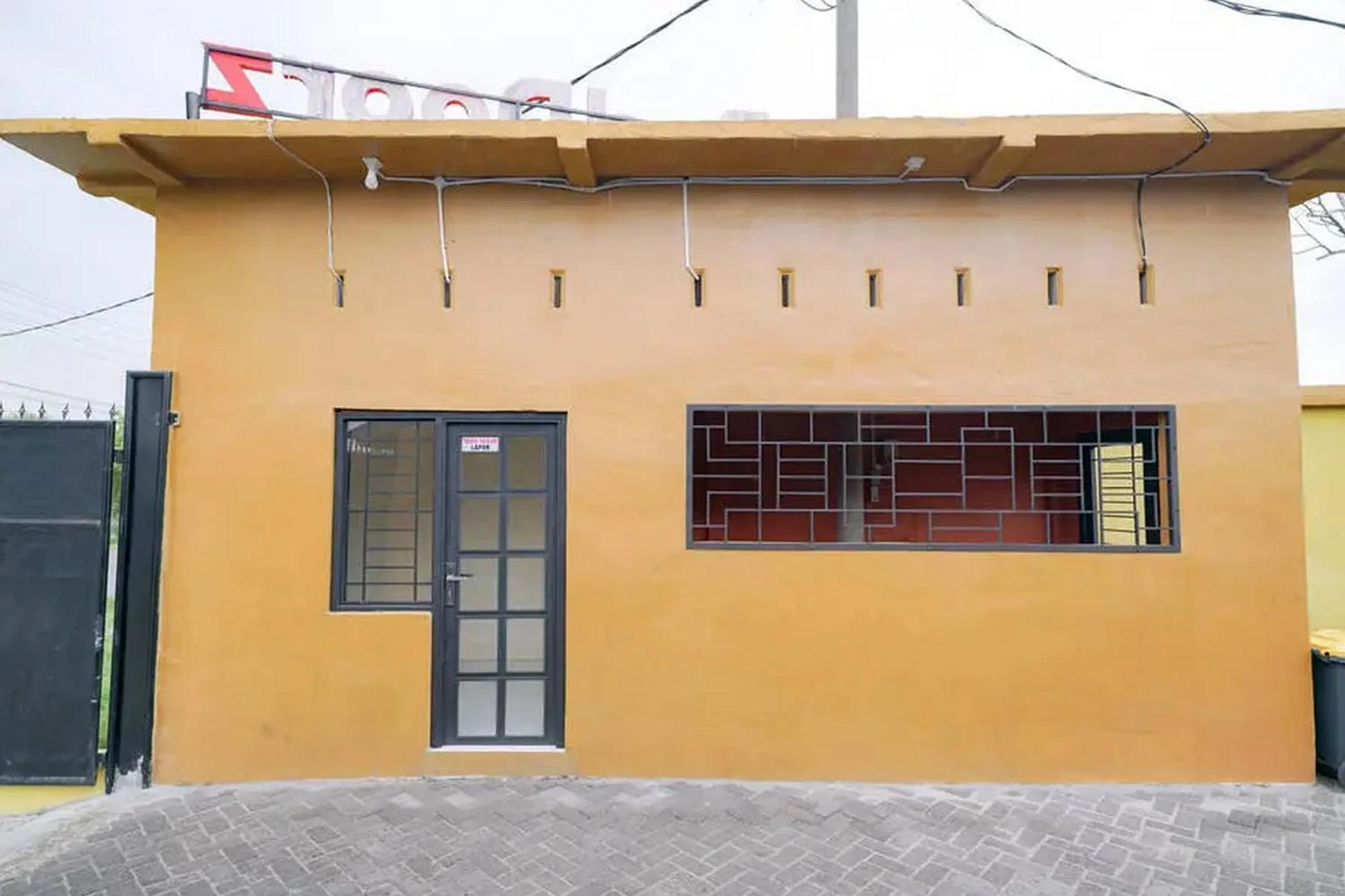 Property building in RedDoorz near Ekowisata Mangrove Belawan Medan