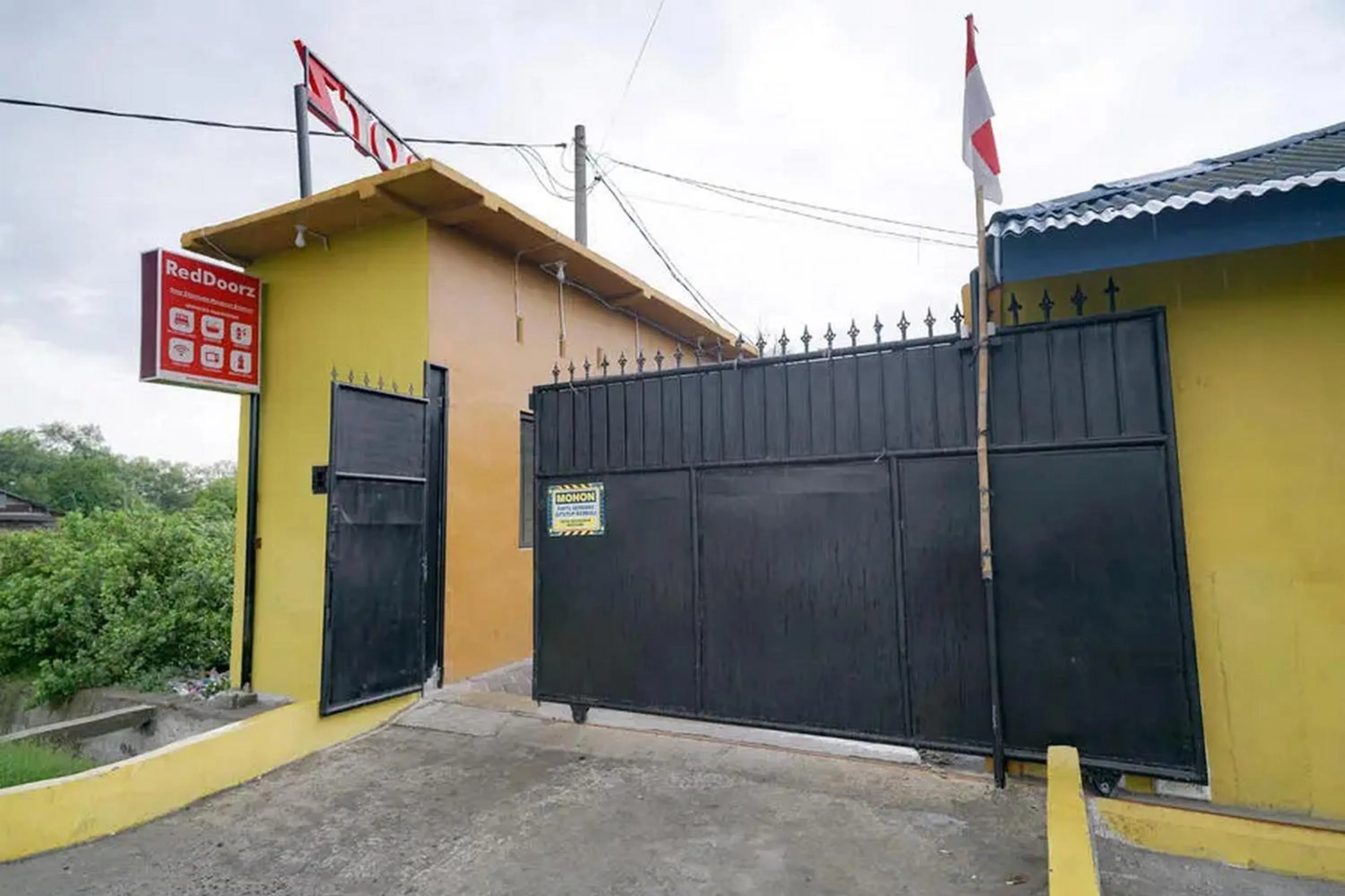 Property building in RedDoorz near Ekowisata Mangrove Belawan Medan