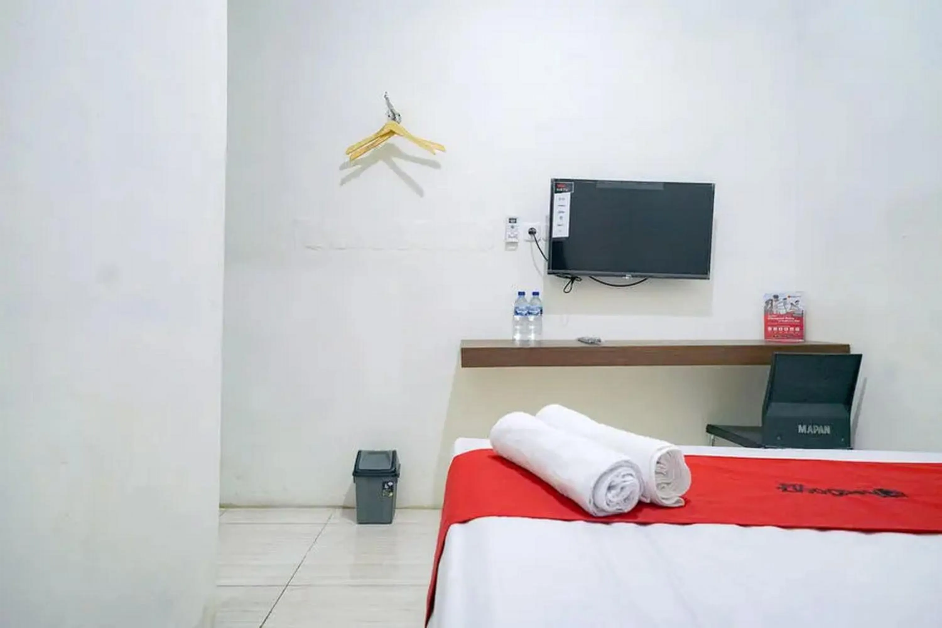 Bedroom, Bed in RedDoorz near Ekowisata Mangrove Belawan Medan