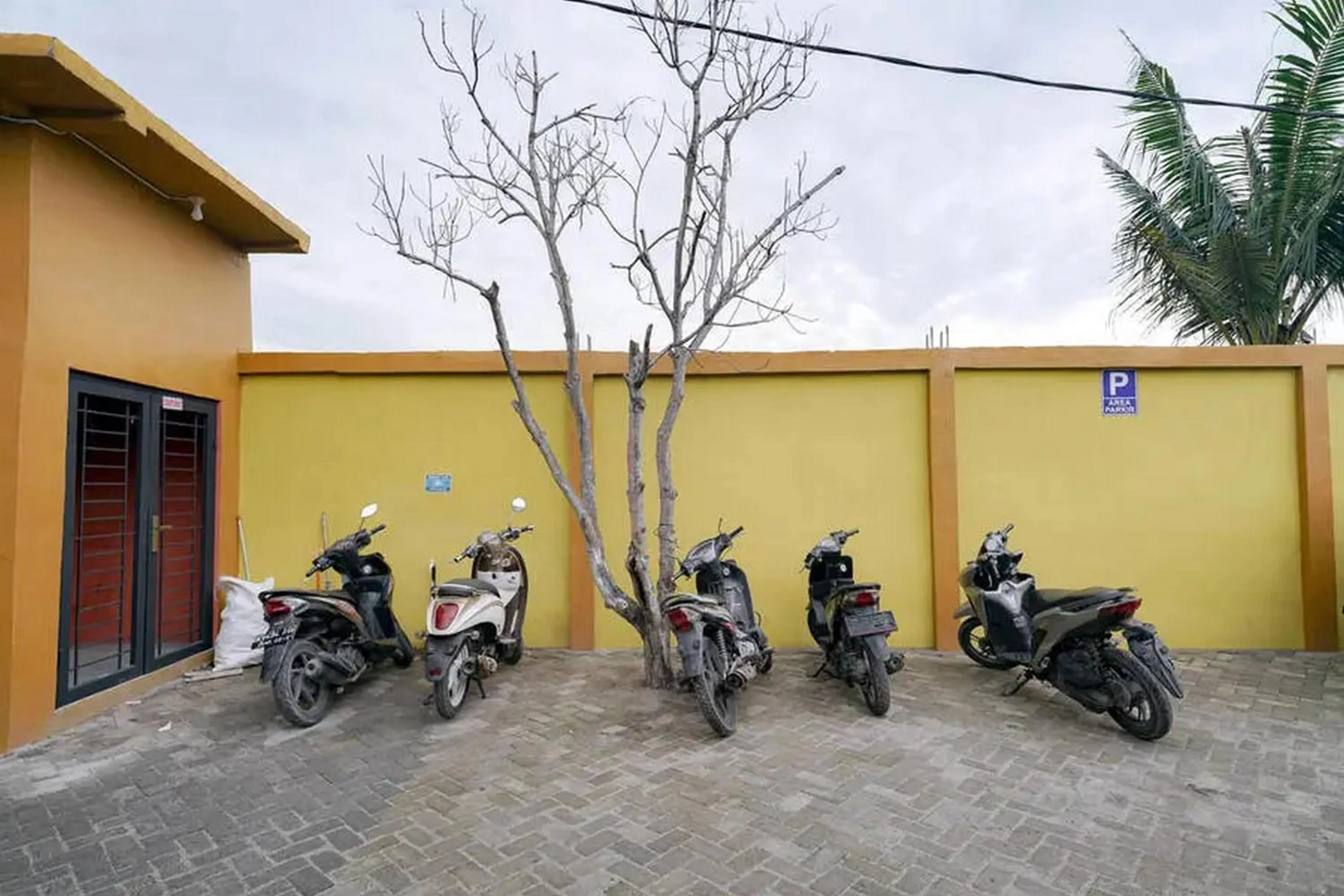 Parking in RedDoorz near Ekowisata Mangrove Belawan Medan