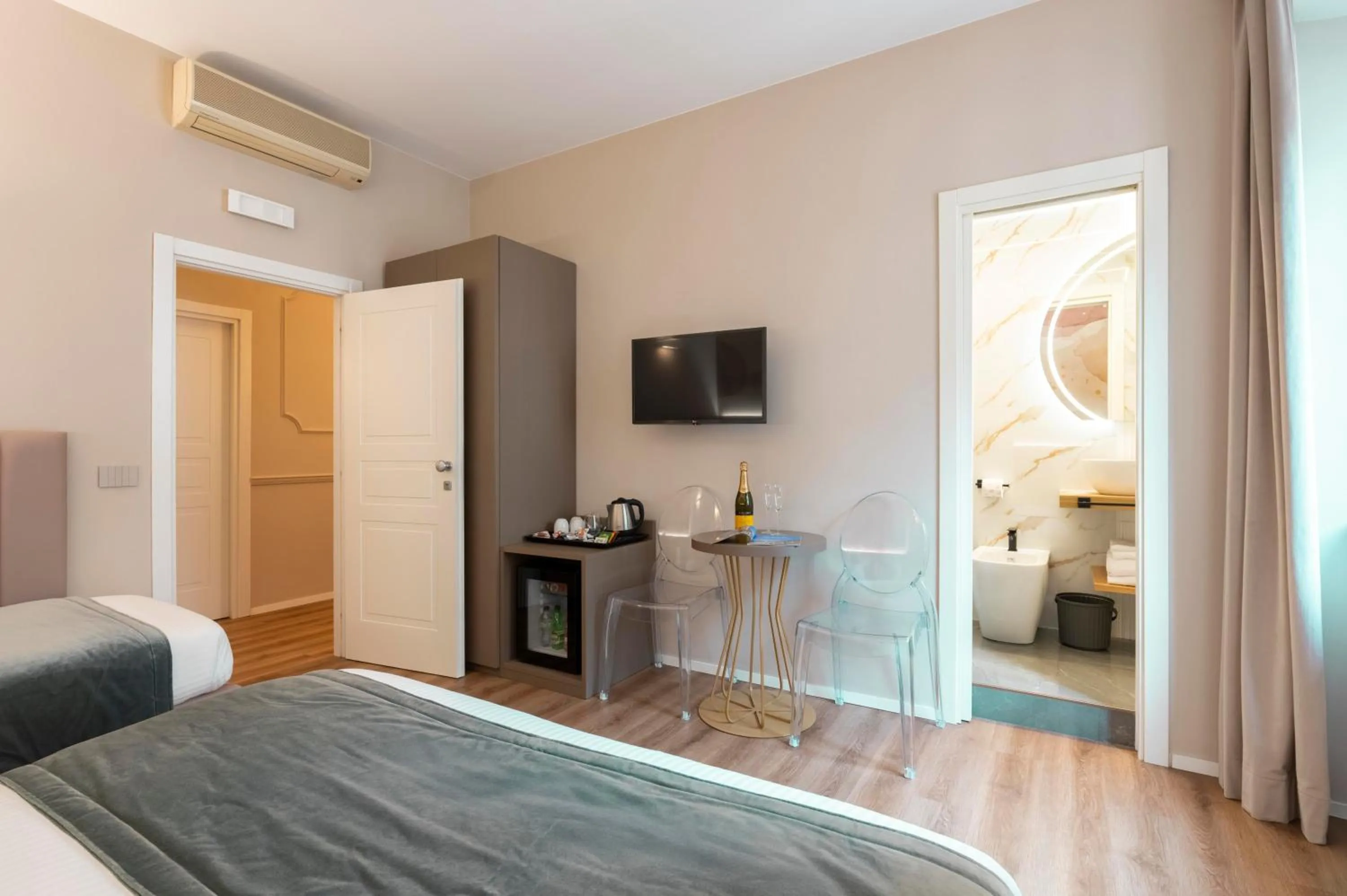 Photo of the whole room, Bed in Hotel Magic