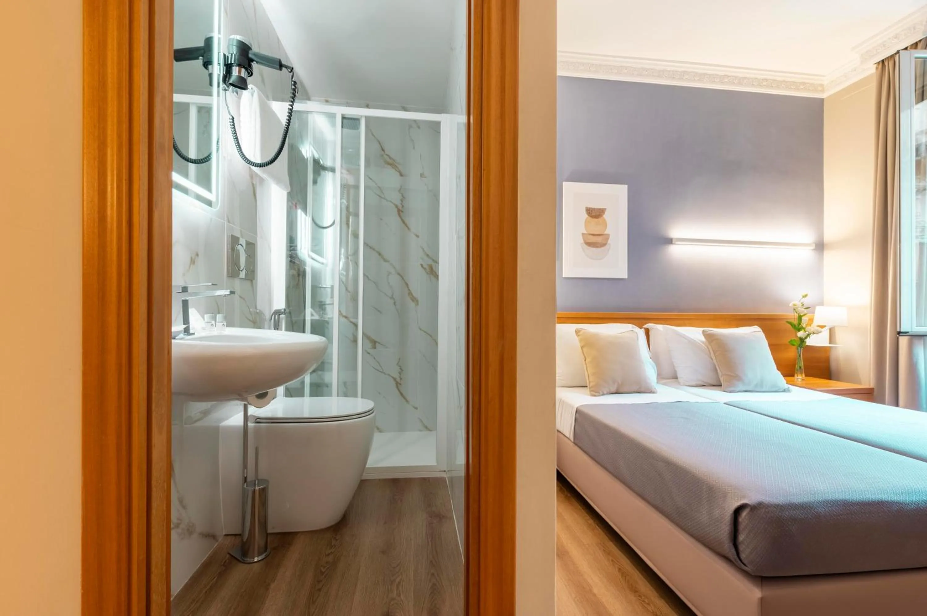 Shower, Bed in Hotel Magic