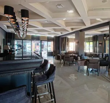 Lounge or bar in Theasis Hotel Paramythia
