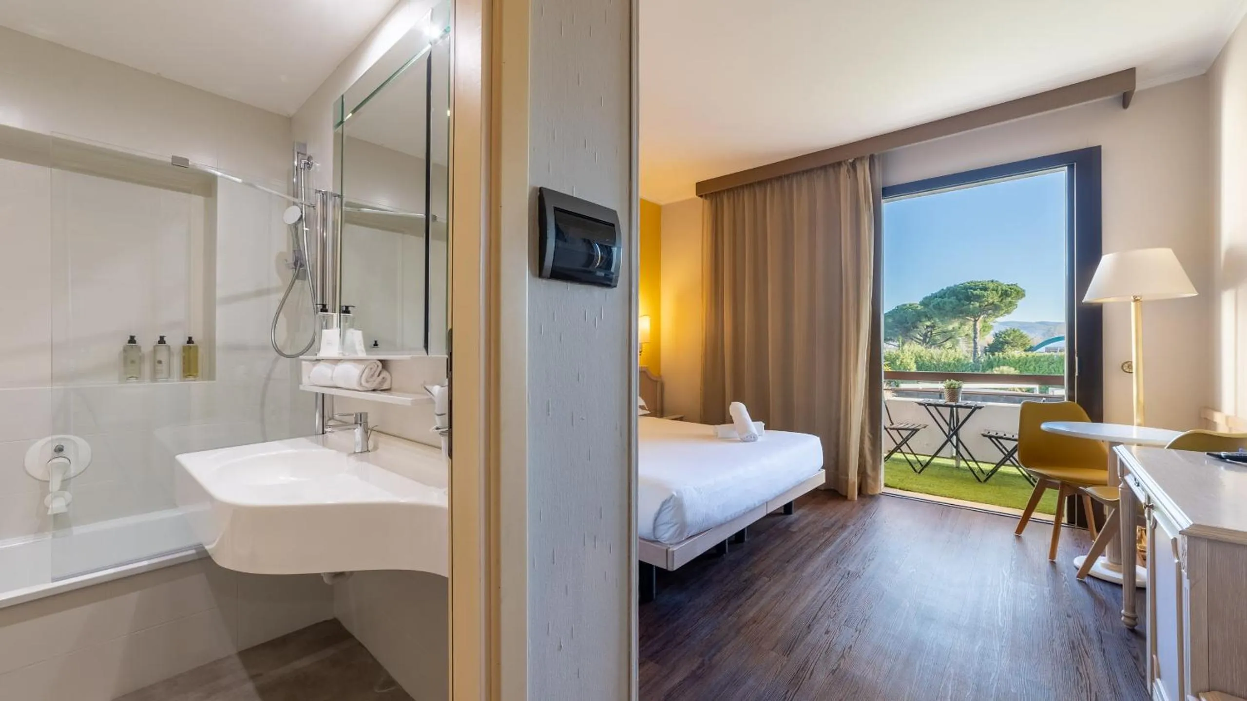 Balcony/Terrace, Bed in Hotel Salus Terme - Adults Only