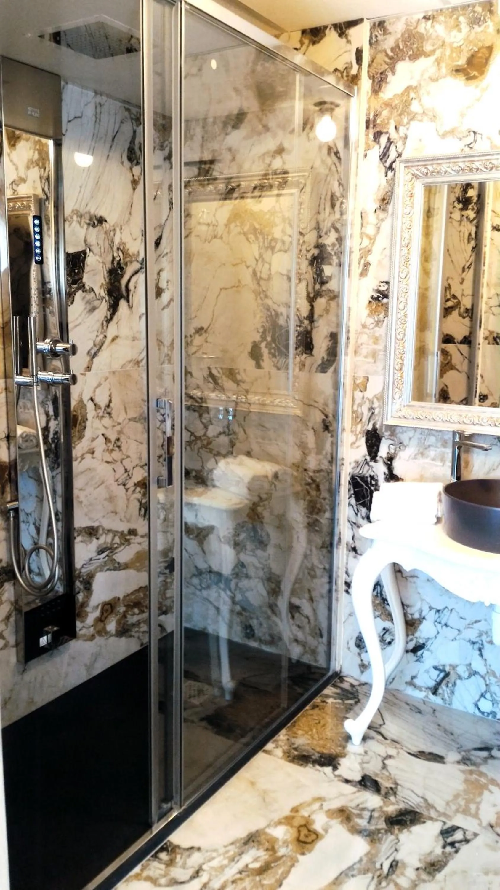 Shower in Fantinello Hotel