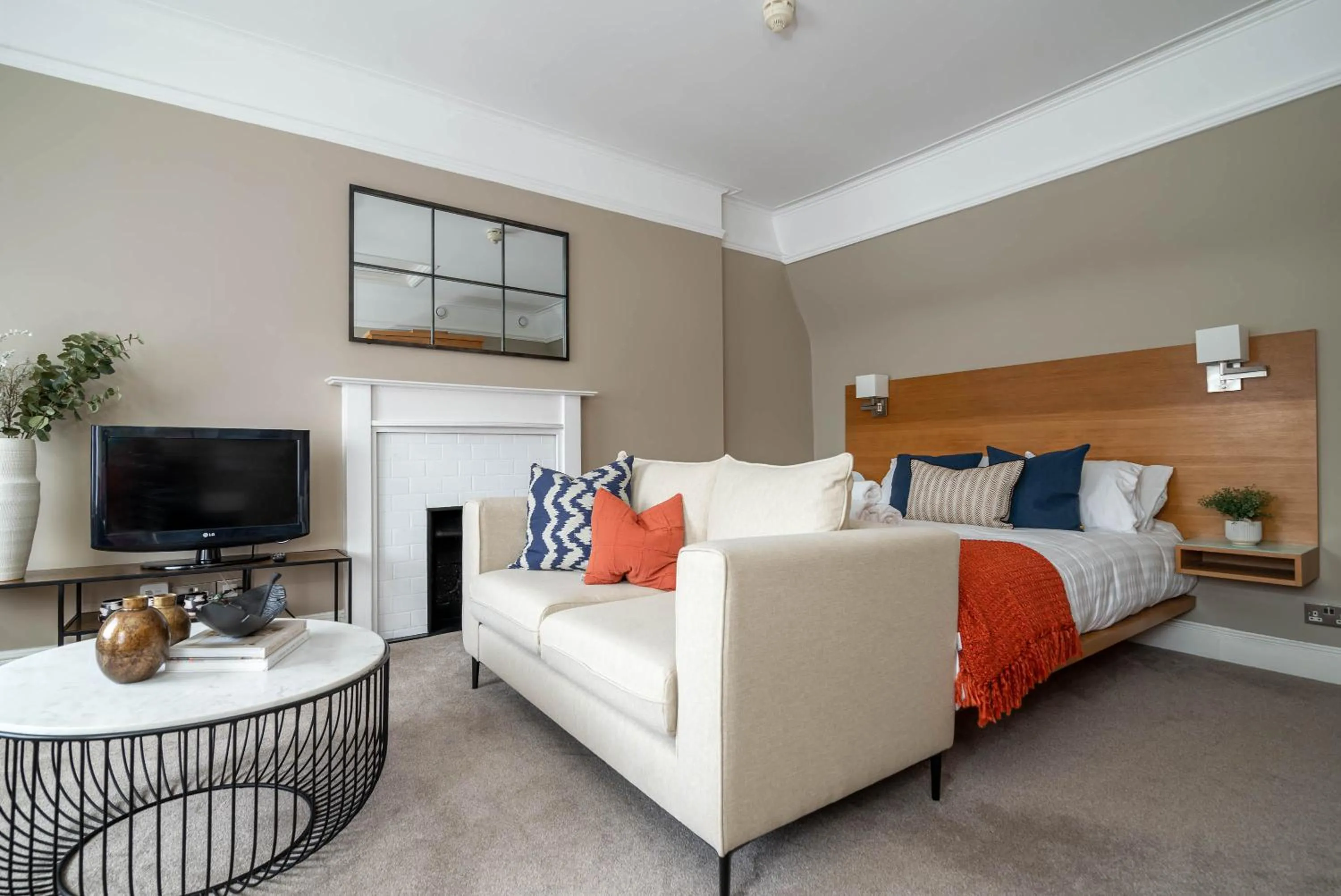 Photo of the whole room, Bed in 5 Doughty Street - Urban Apartments