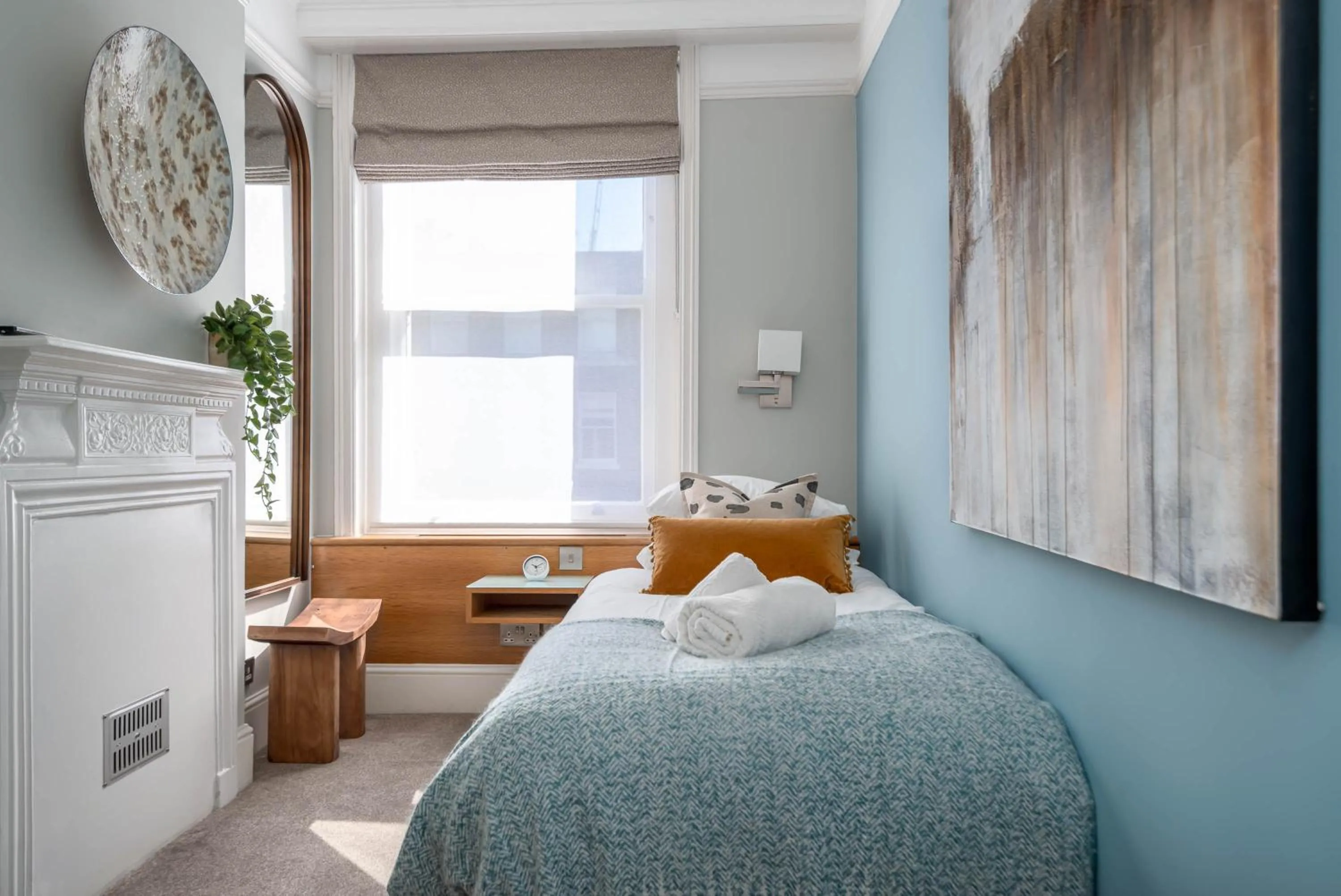 Bedroom, Bed in 5 Doughty Street - Urban Apartments