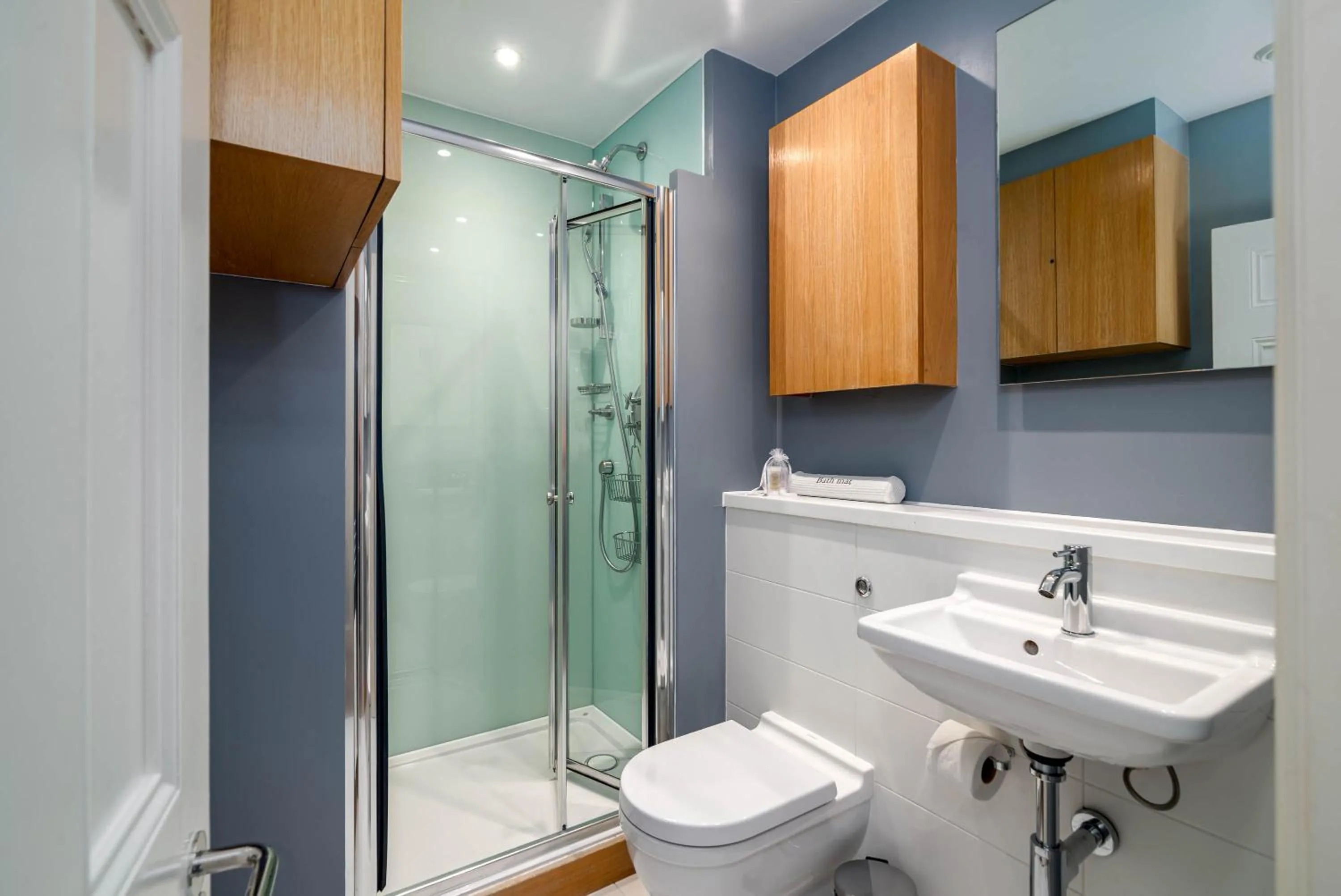 Bathroom in 5 Doughty Street - Urban Apartments