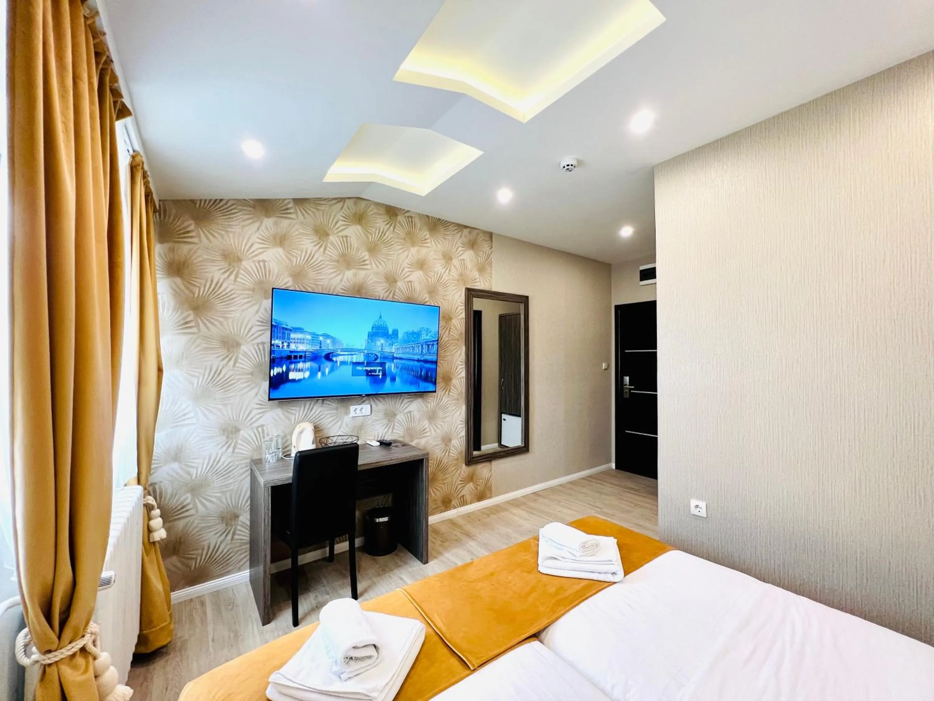TV and multimedia, Bed in Side One Design Hotel Garni