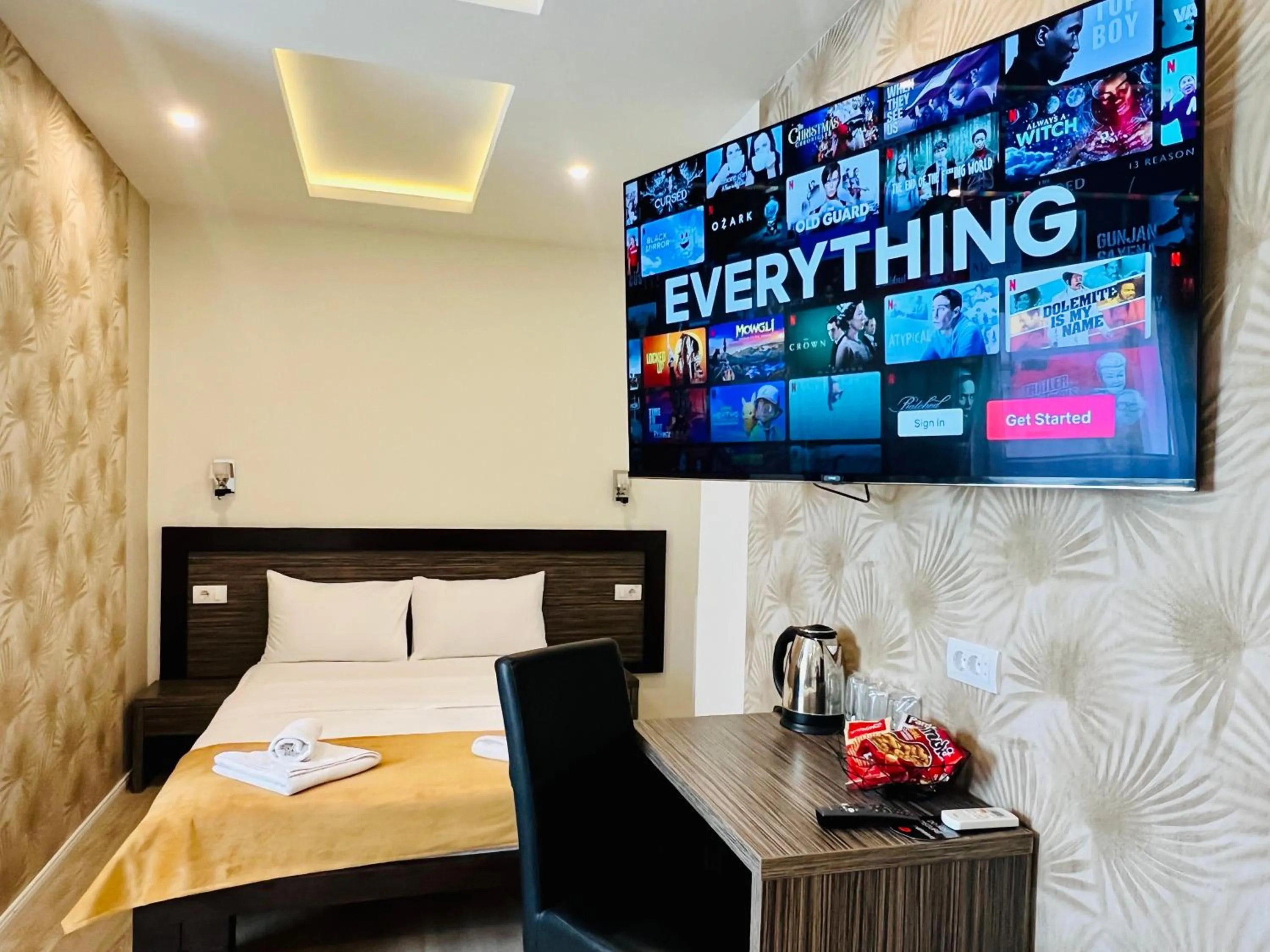 TV and multimedia, Bed in Side One Design Hotel Garni