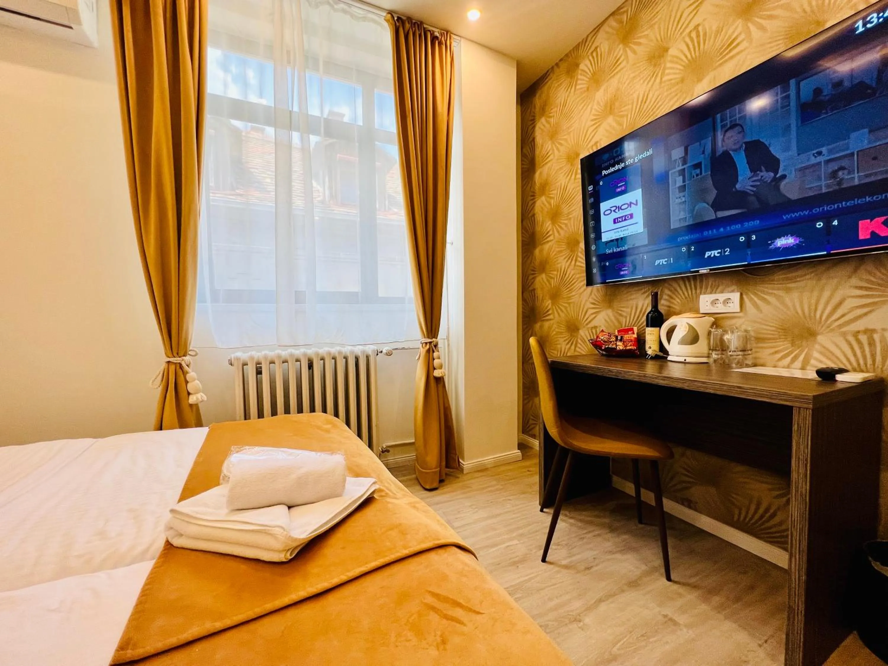 Toilet, Bed in Side One Design Hotel Garni