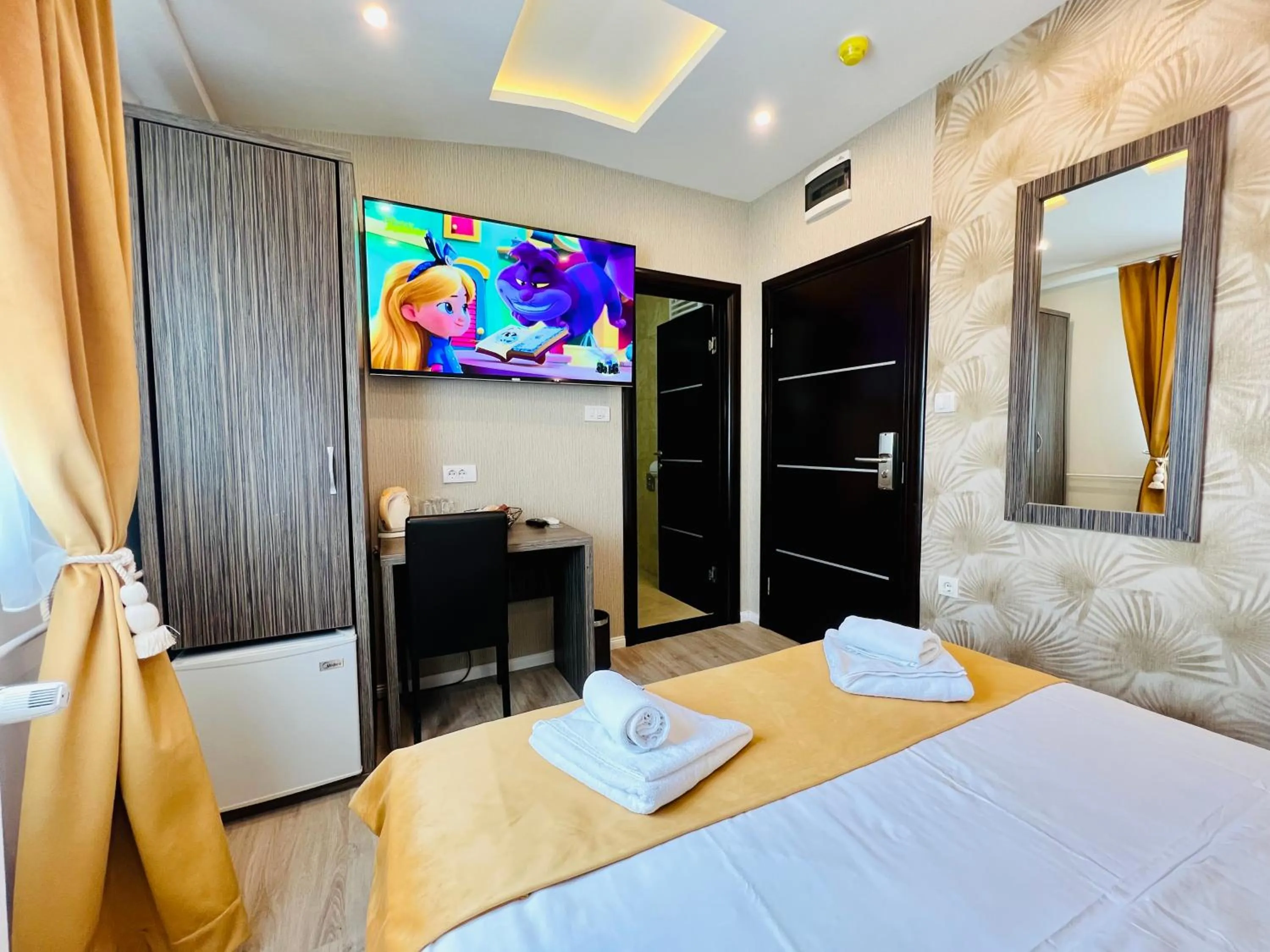 TV and multimedia, Bed in Side One Design Hotel Garni