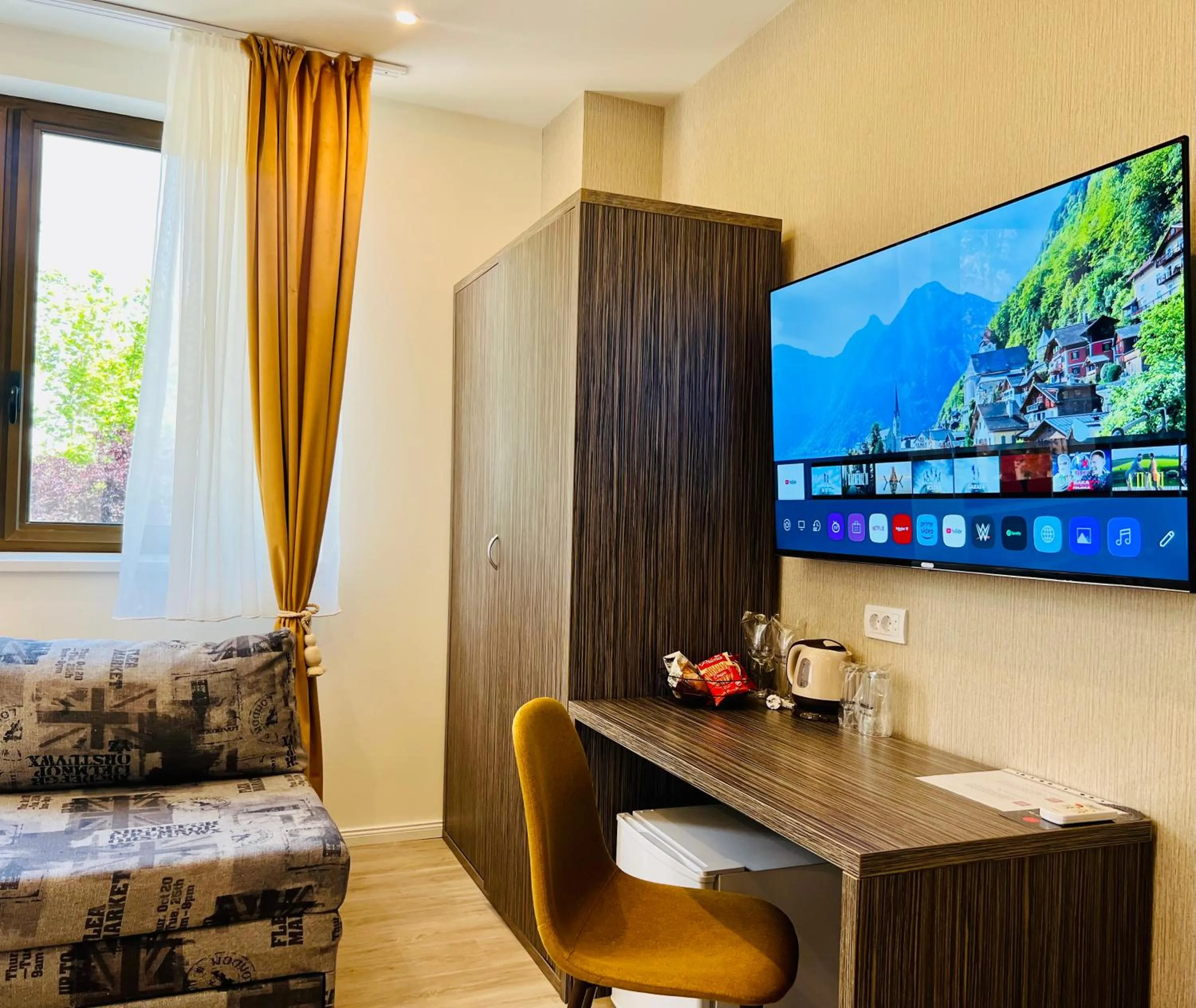 TV and multimedia in Side One Design Hotel Garni