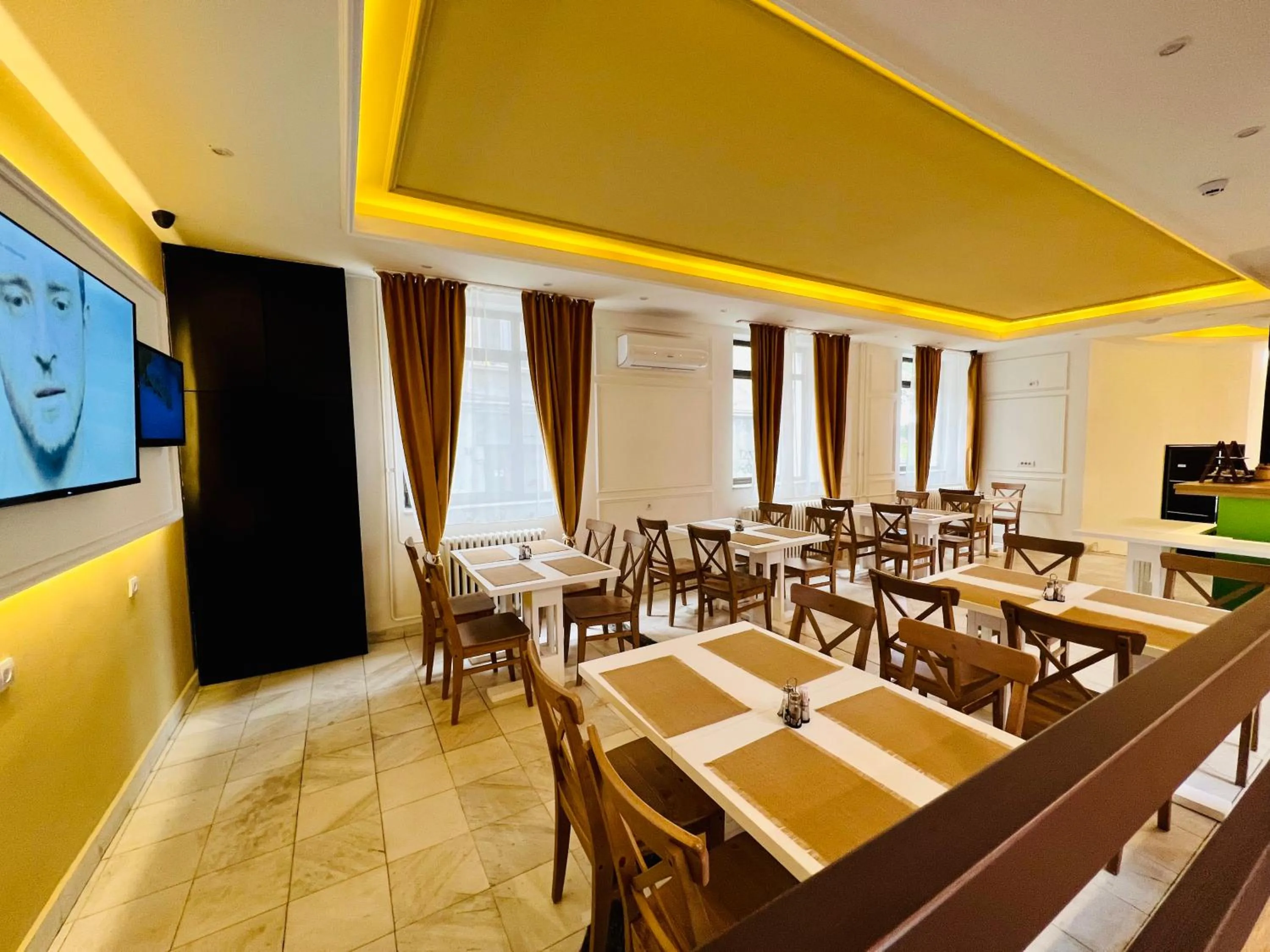 Restaurant/places to eat in Side One Design Hotel Garni