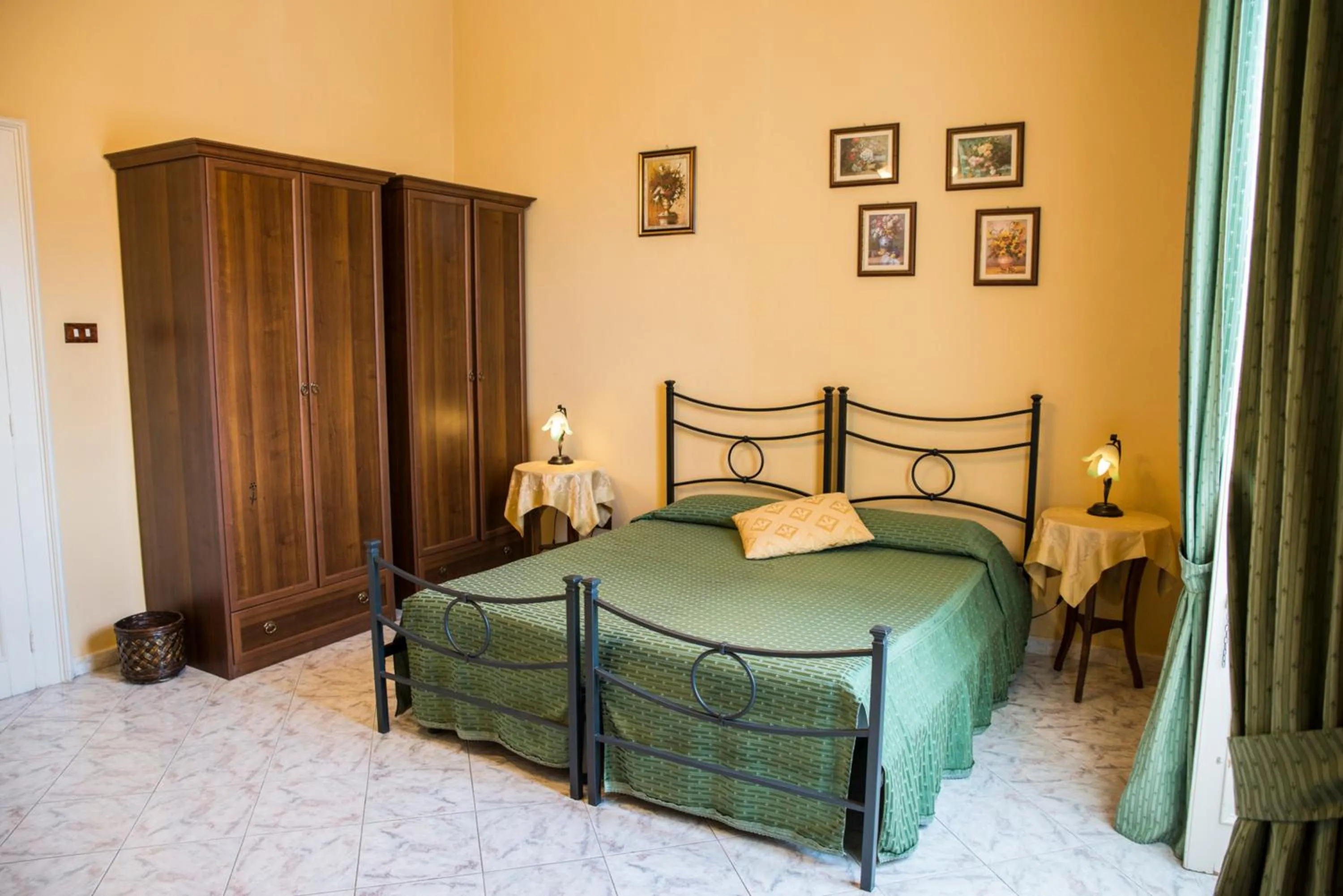 Photo of the whole room, Bed in Sognando Ortigia