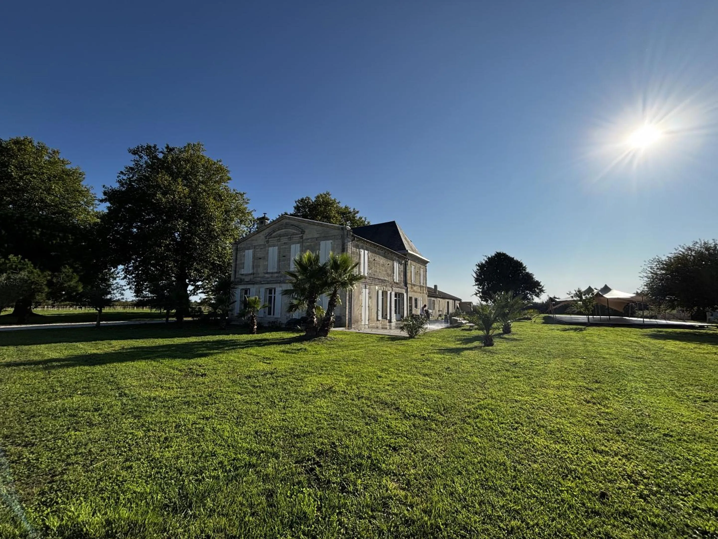 Property building in Château de Neyran chambre d'hôtes & Spa