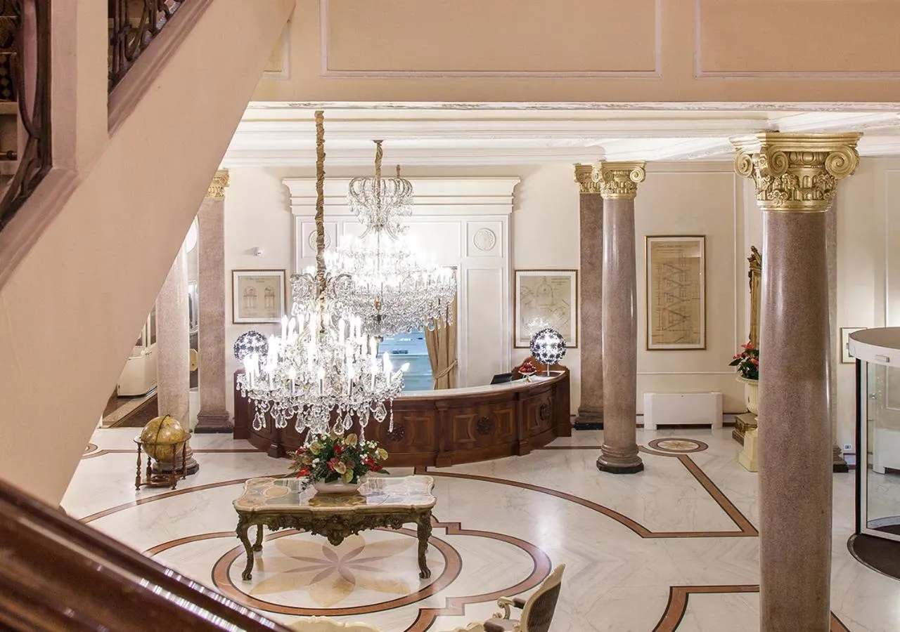 Communal lounge/ TV room in Grand Hotel Rimini