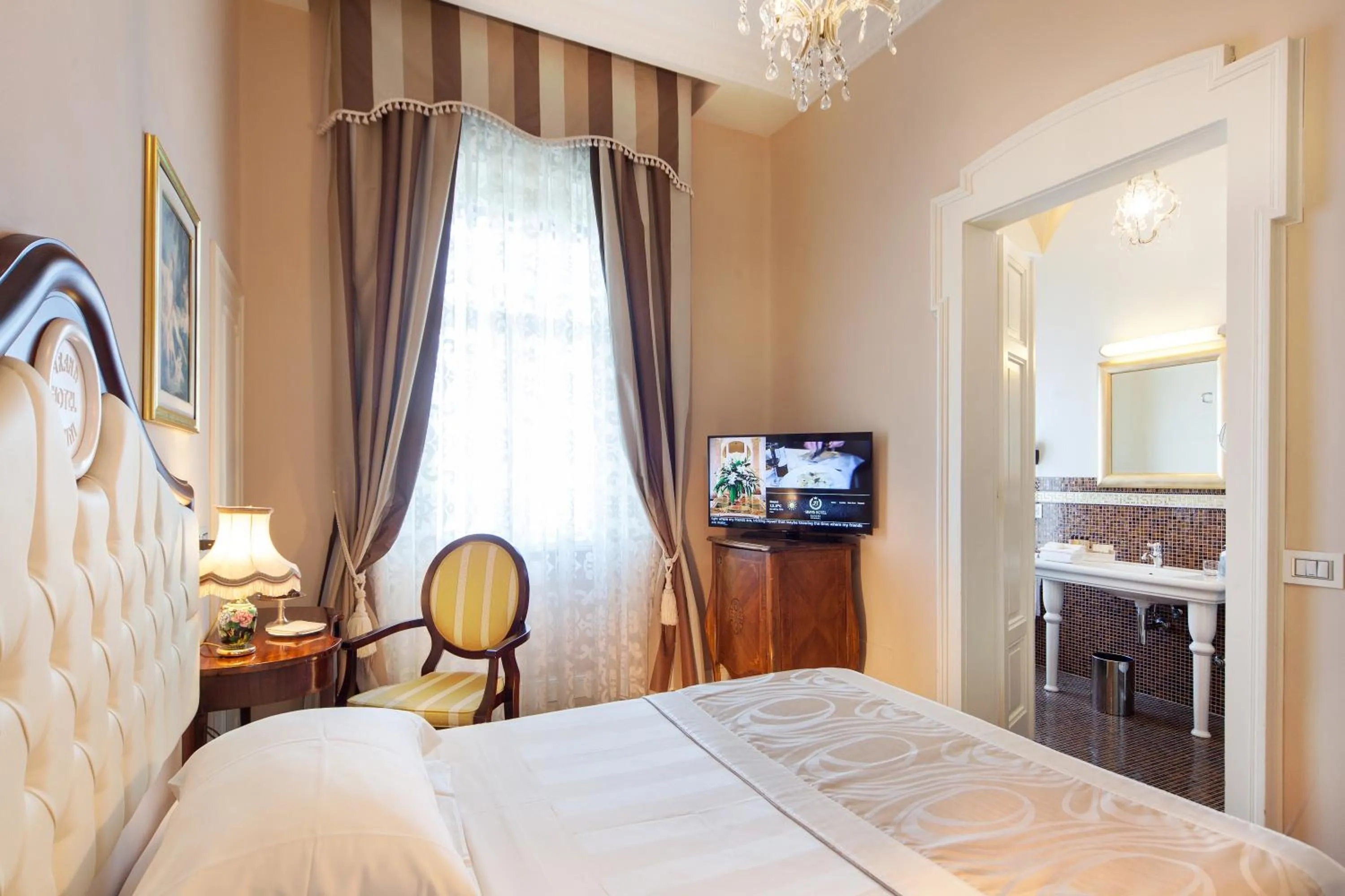 Photo of the whole room, Bed in Grand Hotel Rimini