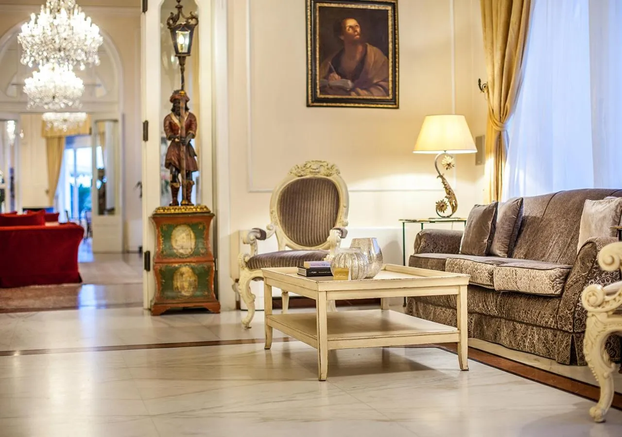 Communal lounge/ TV room in Grand Hotel Rimini