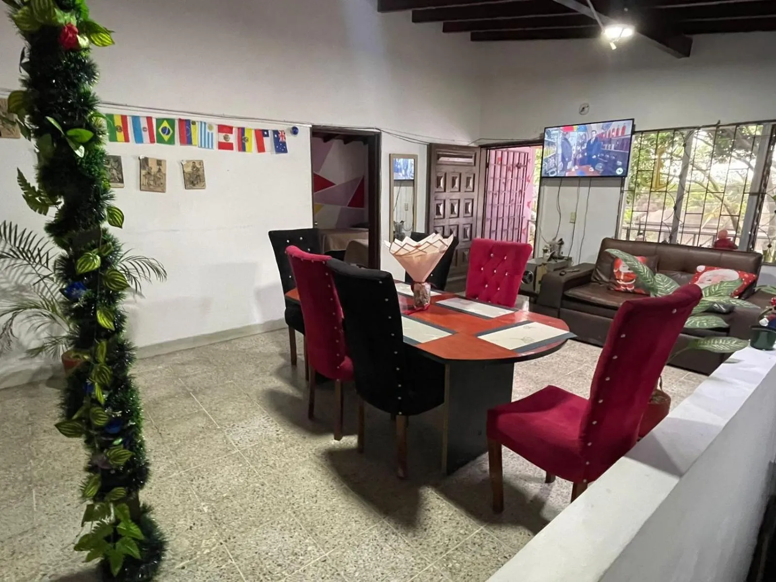 Communal lounge/ TV room in Hostel Urban City Medellin