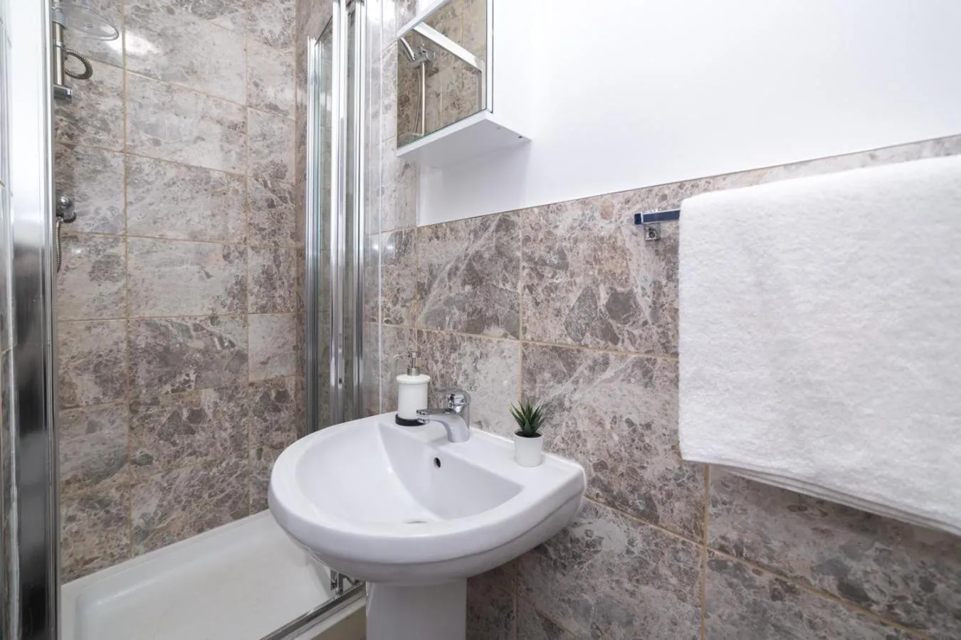 Bathroom in Diana Hotel Near Wembley Self Serviced Apartments