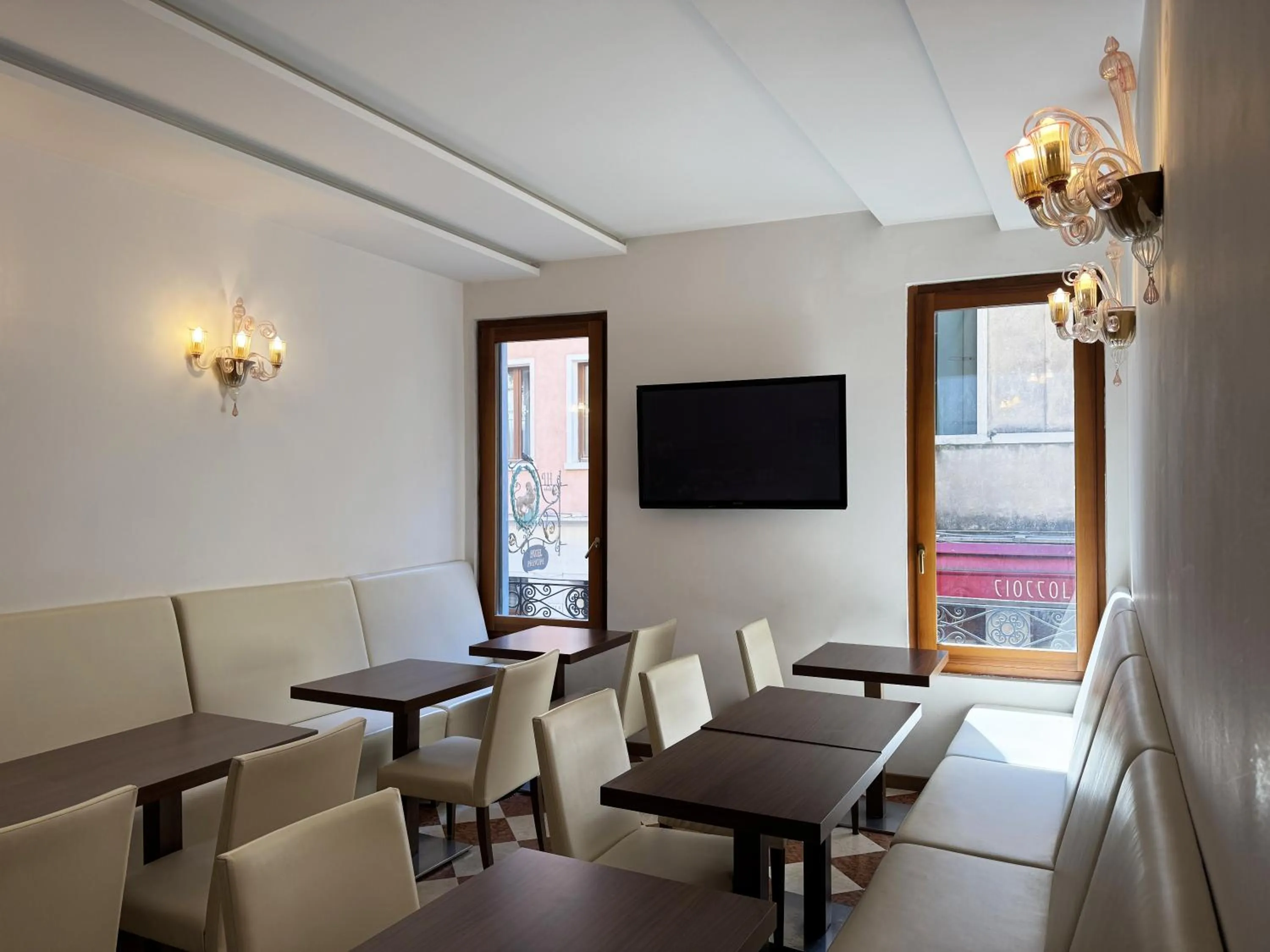 Communal lounge/ TV room in Hotel Il Moro di Venezia