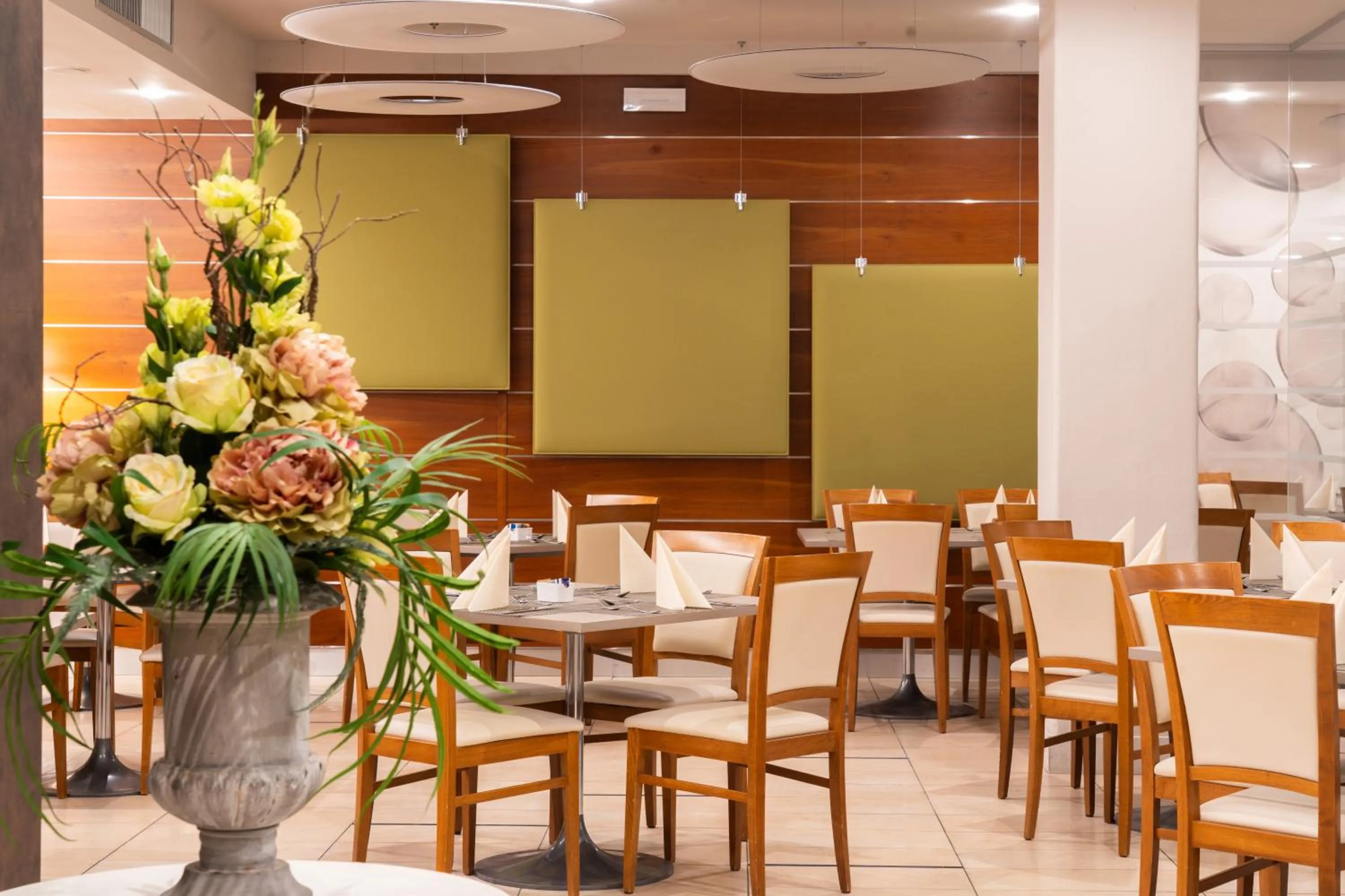 Restaurant/places to eat in Caravel Bike Hotel