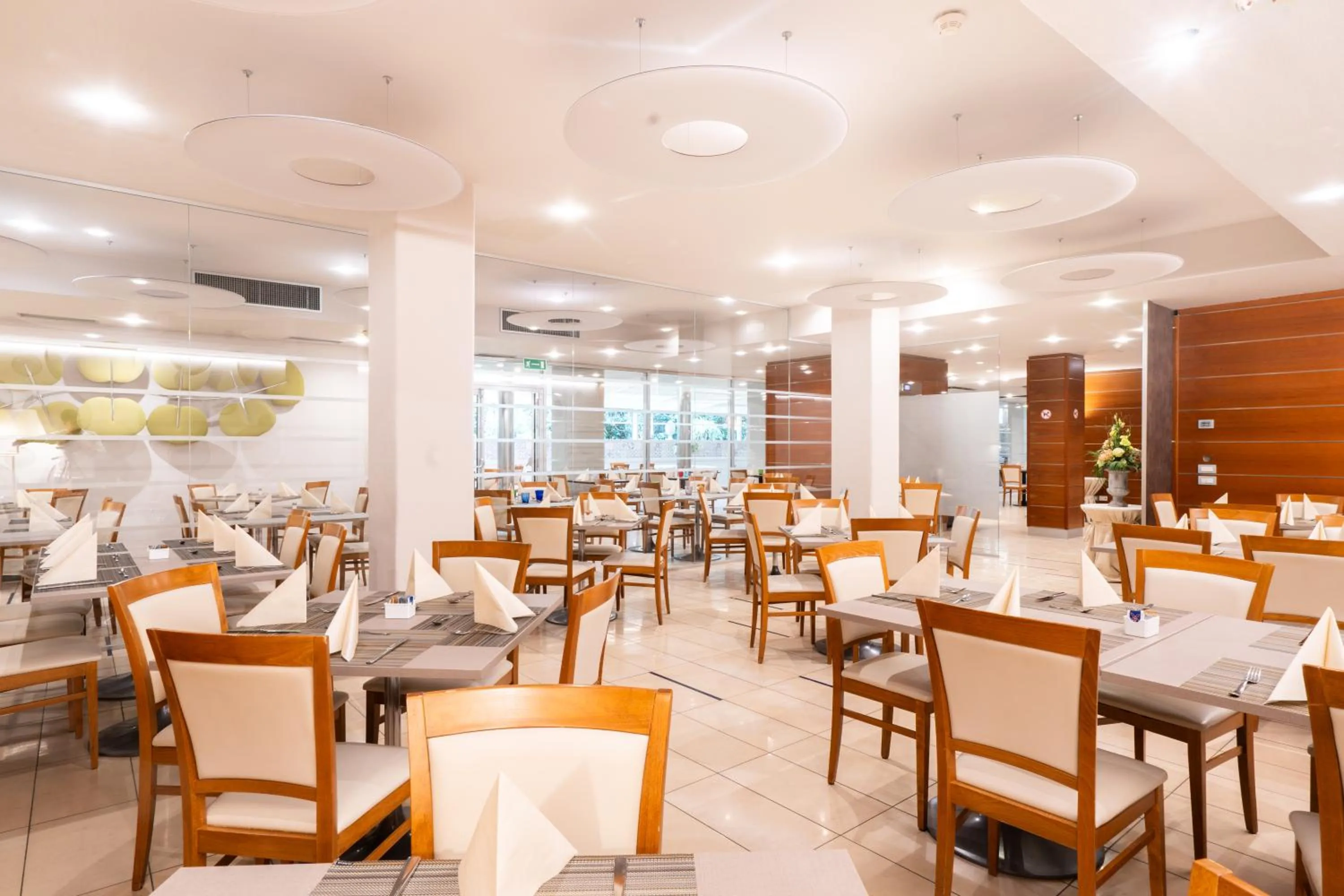 Restaurant/places to eat in Caravel Bike Hotel