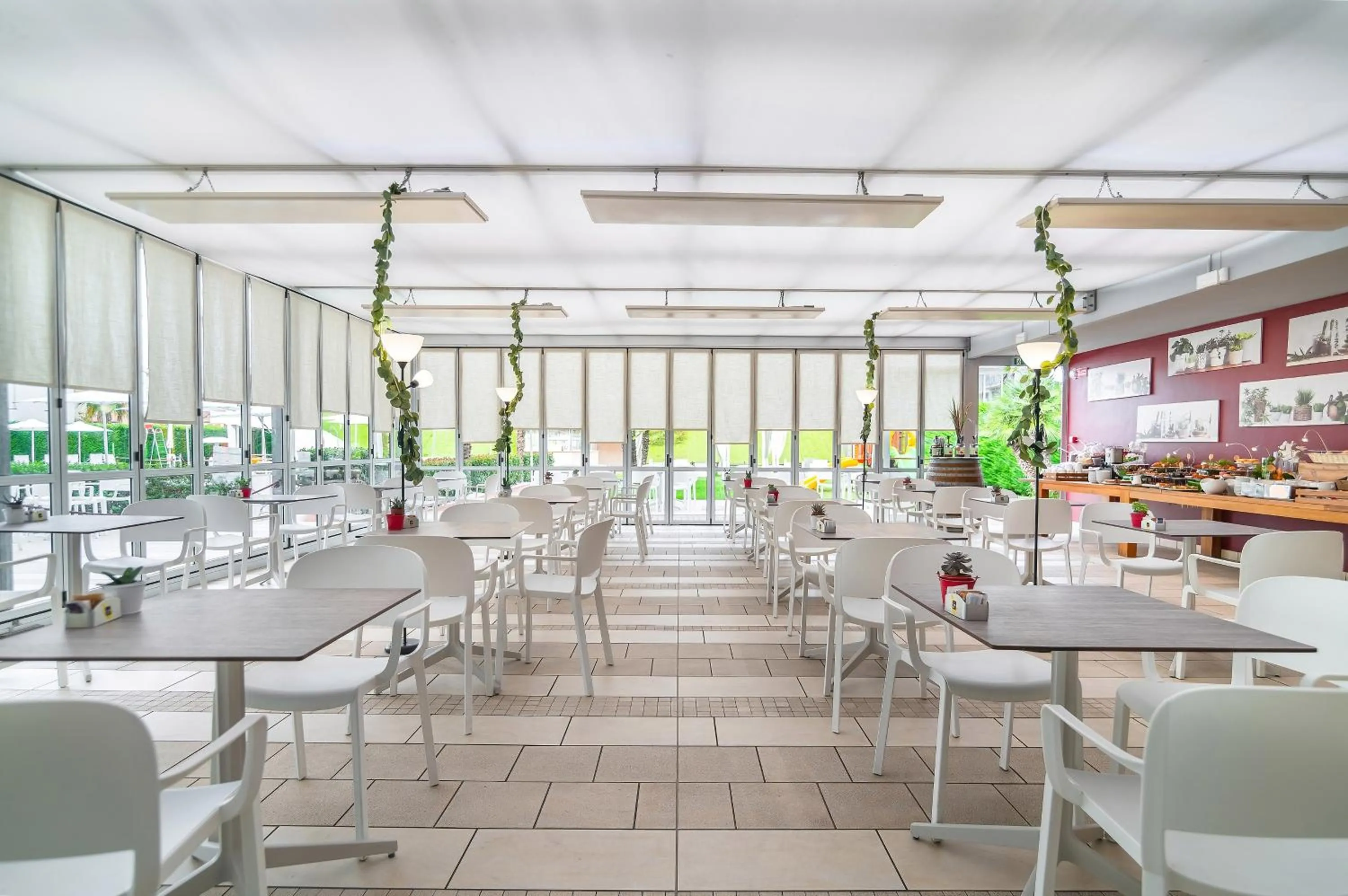 Restaurant/places to eat in Domino Suite Hotel & Residence