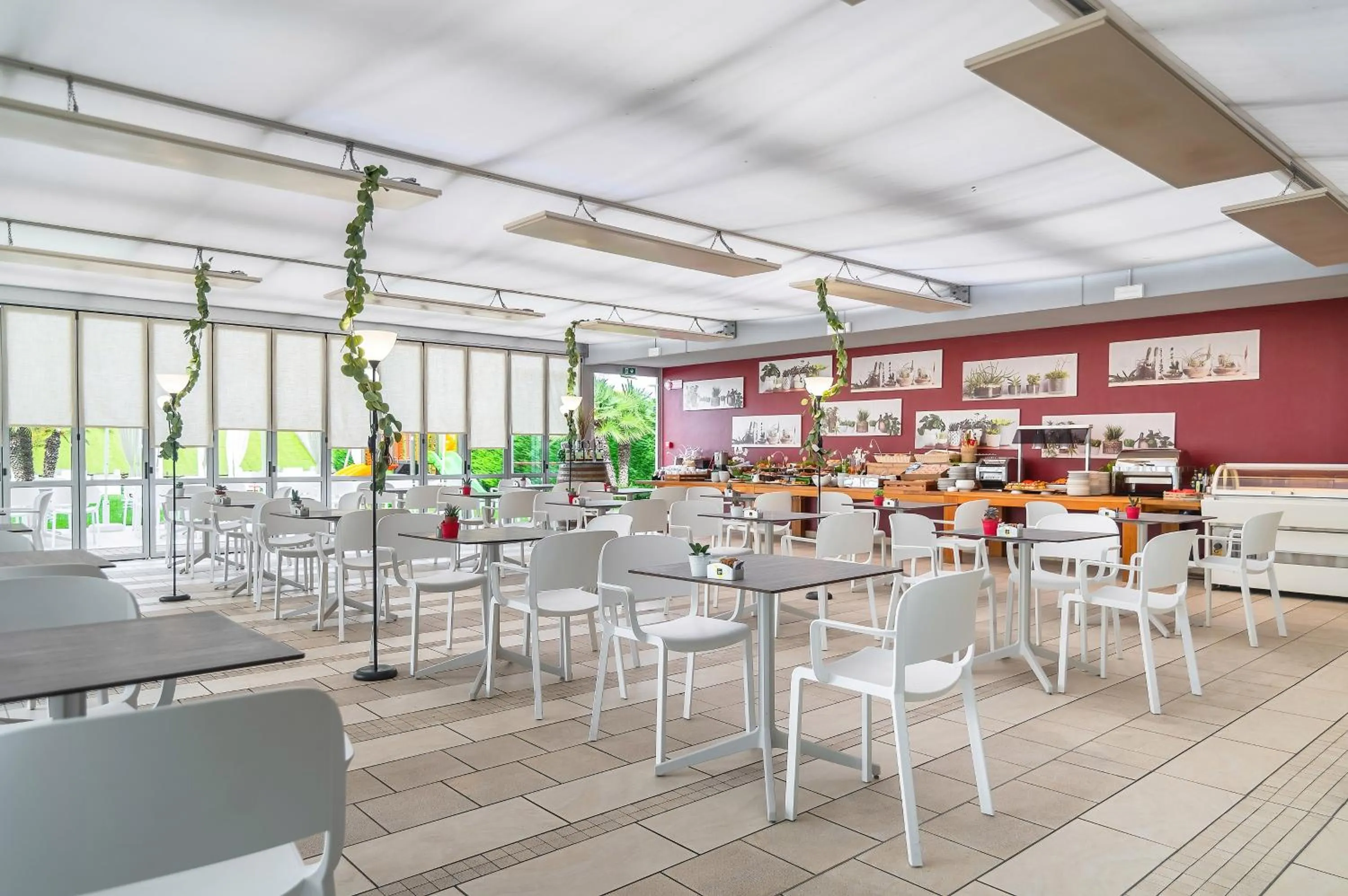 Restaurant/places to eat in Domino Suite Hotel & Residence