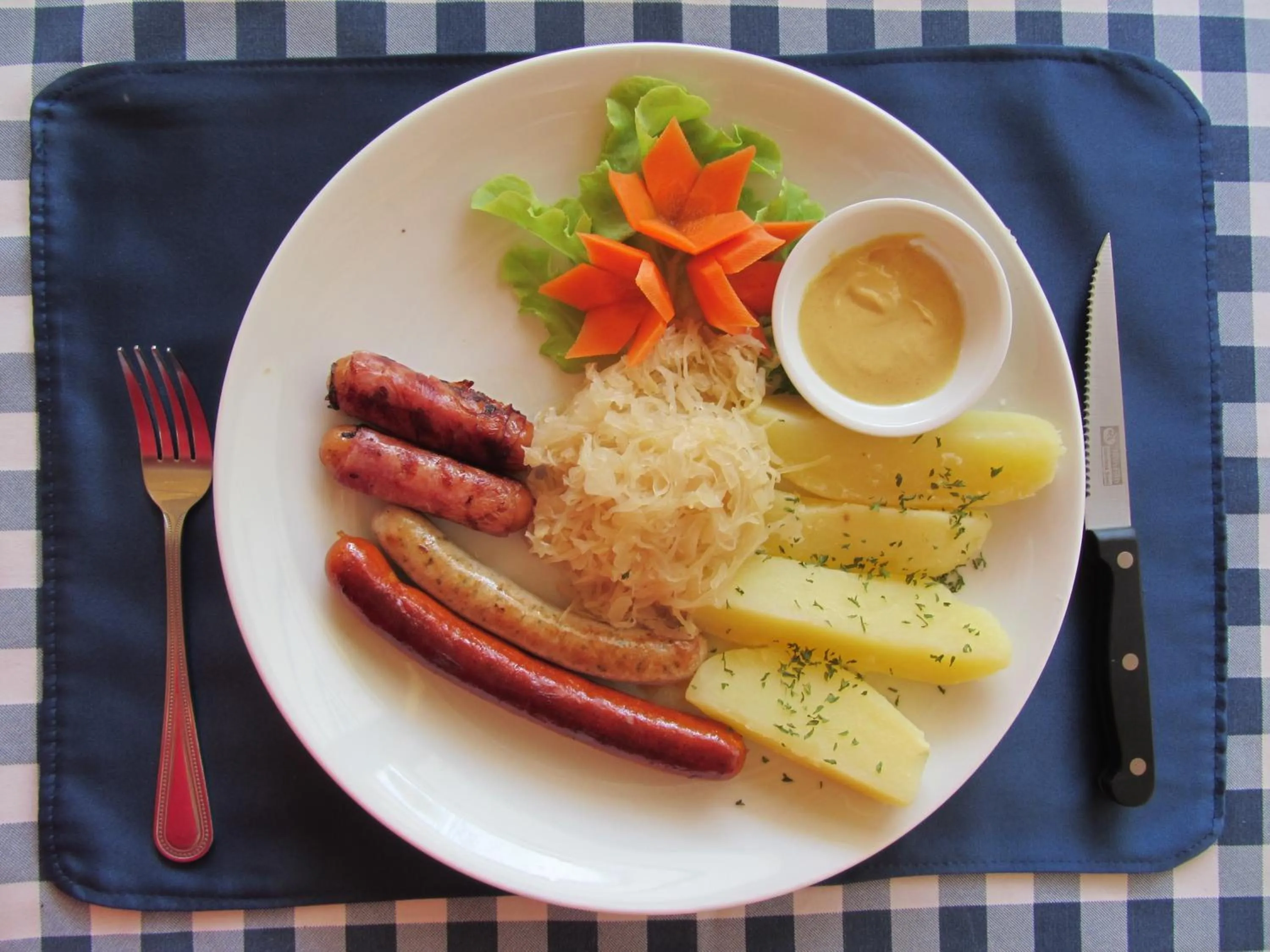 Lunch in Flower Paradise Bungalows & Swiss Restaurant Roestiland