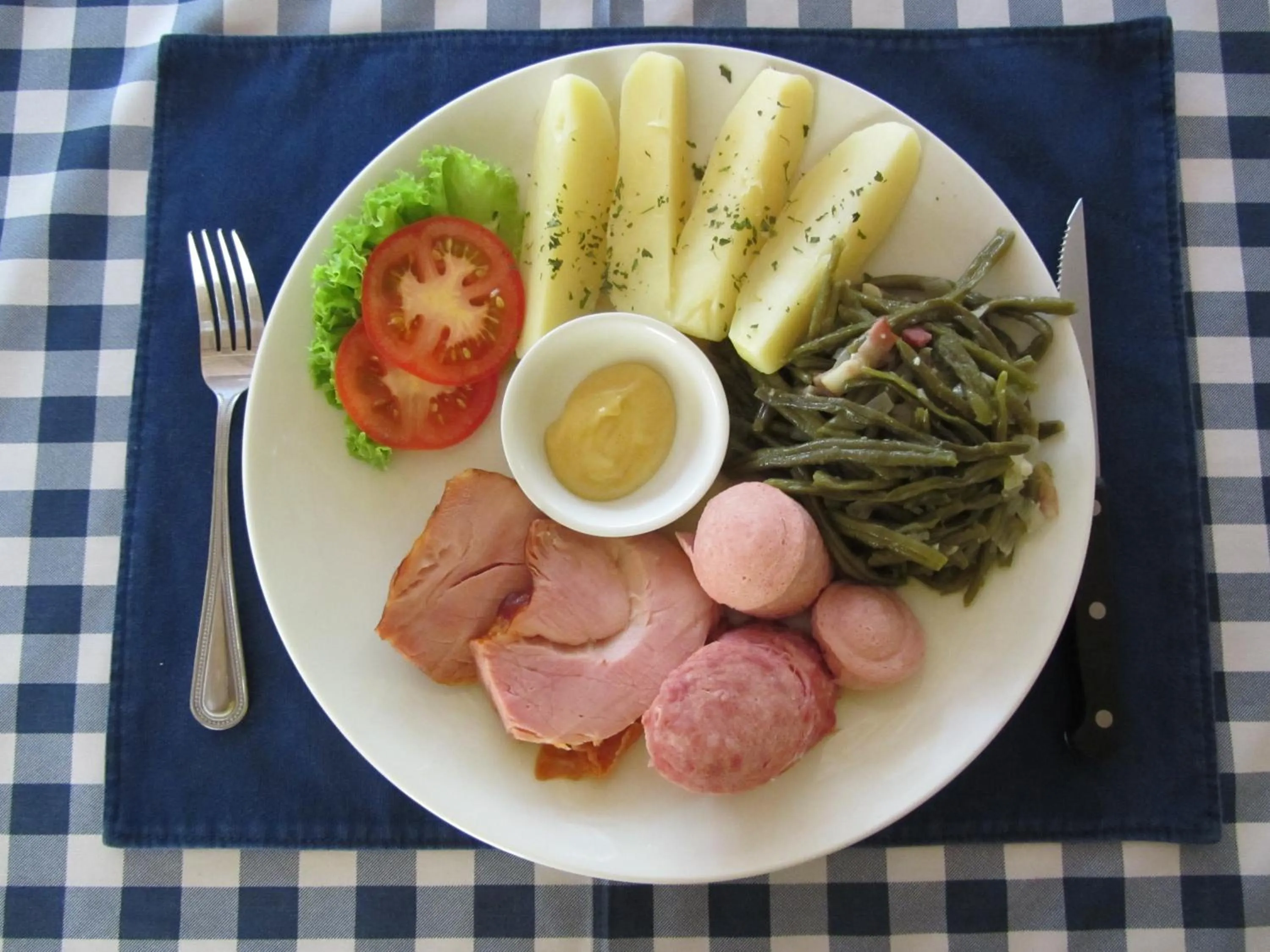 Lunch in Flower Paradise Bungalows & Swiss Restaurant Roestiland