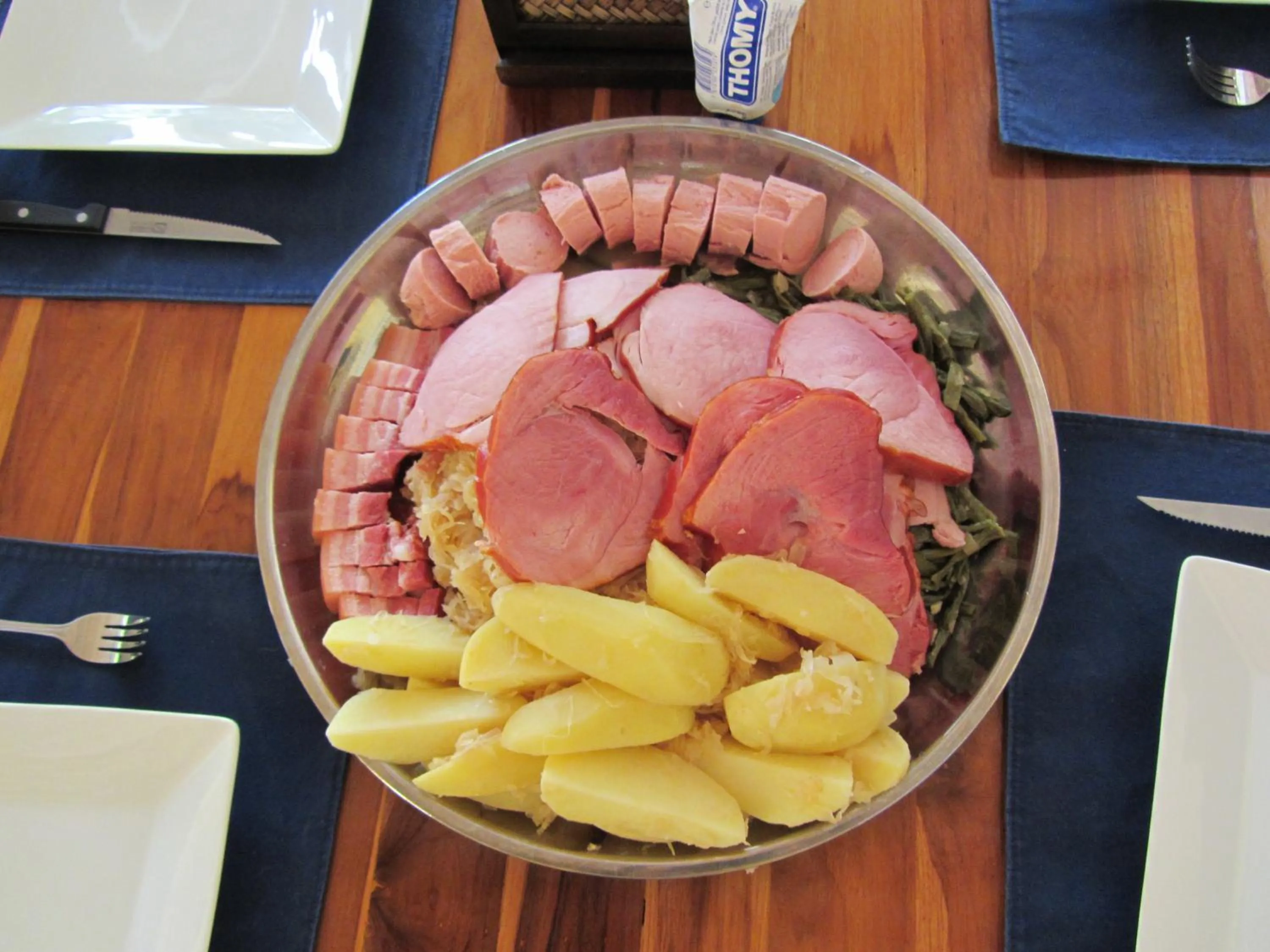 Lunch in Flower Paradise Bungalows & Swiss Restaurant Roestiland