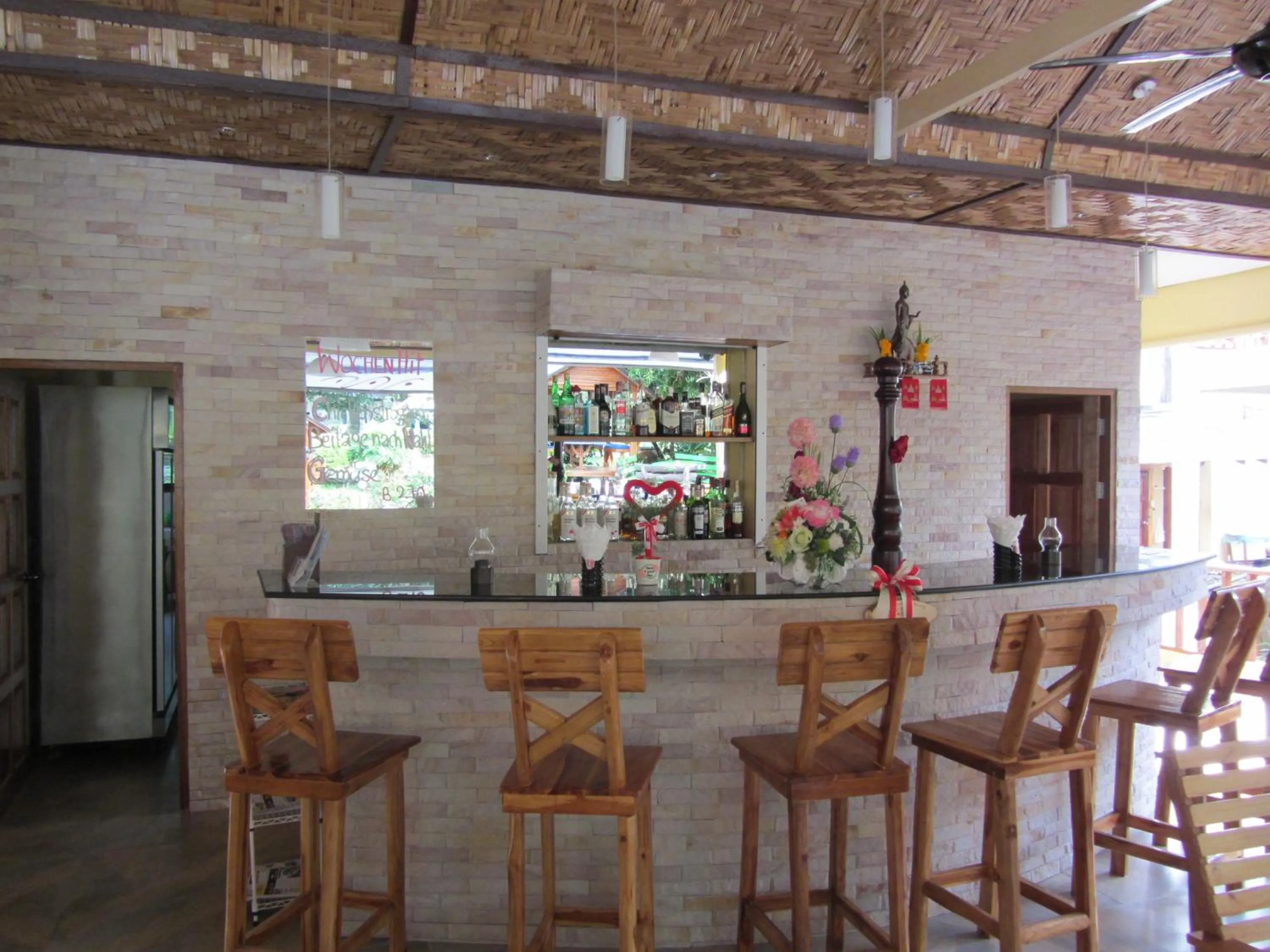 Lounge or bar in Flower Paradise Bungalows & Swiss Restaurant Roestiland