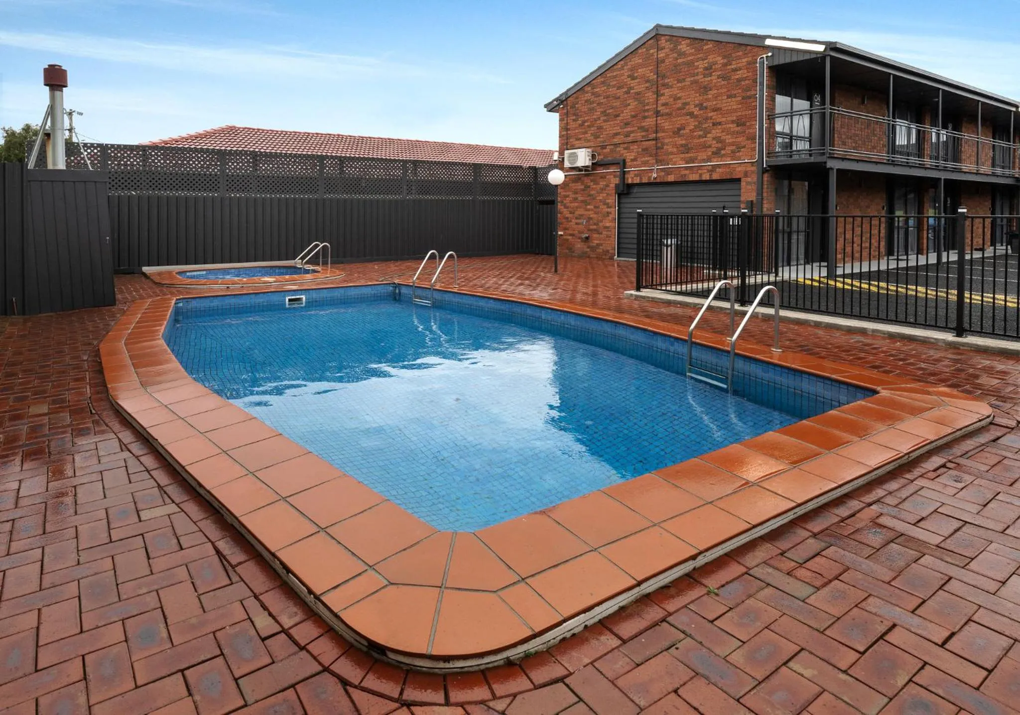 Swimming pool in Innova Motel Warrnambool