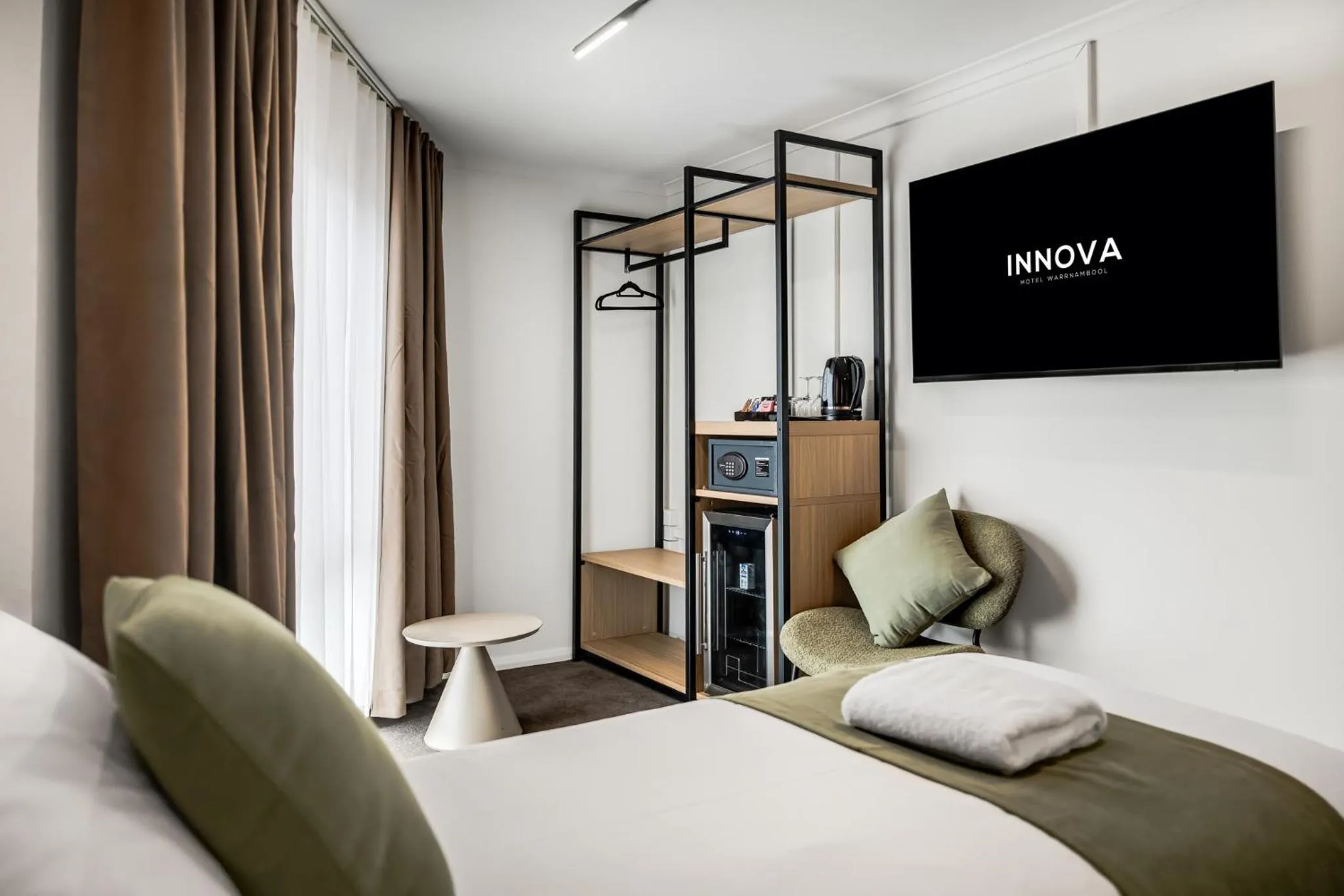 TV and multimedia, Bed in Innova Motel Warrnambool
