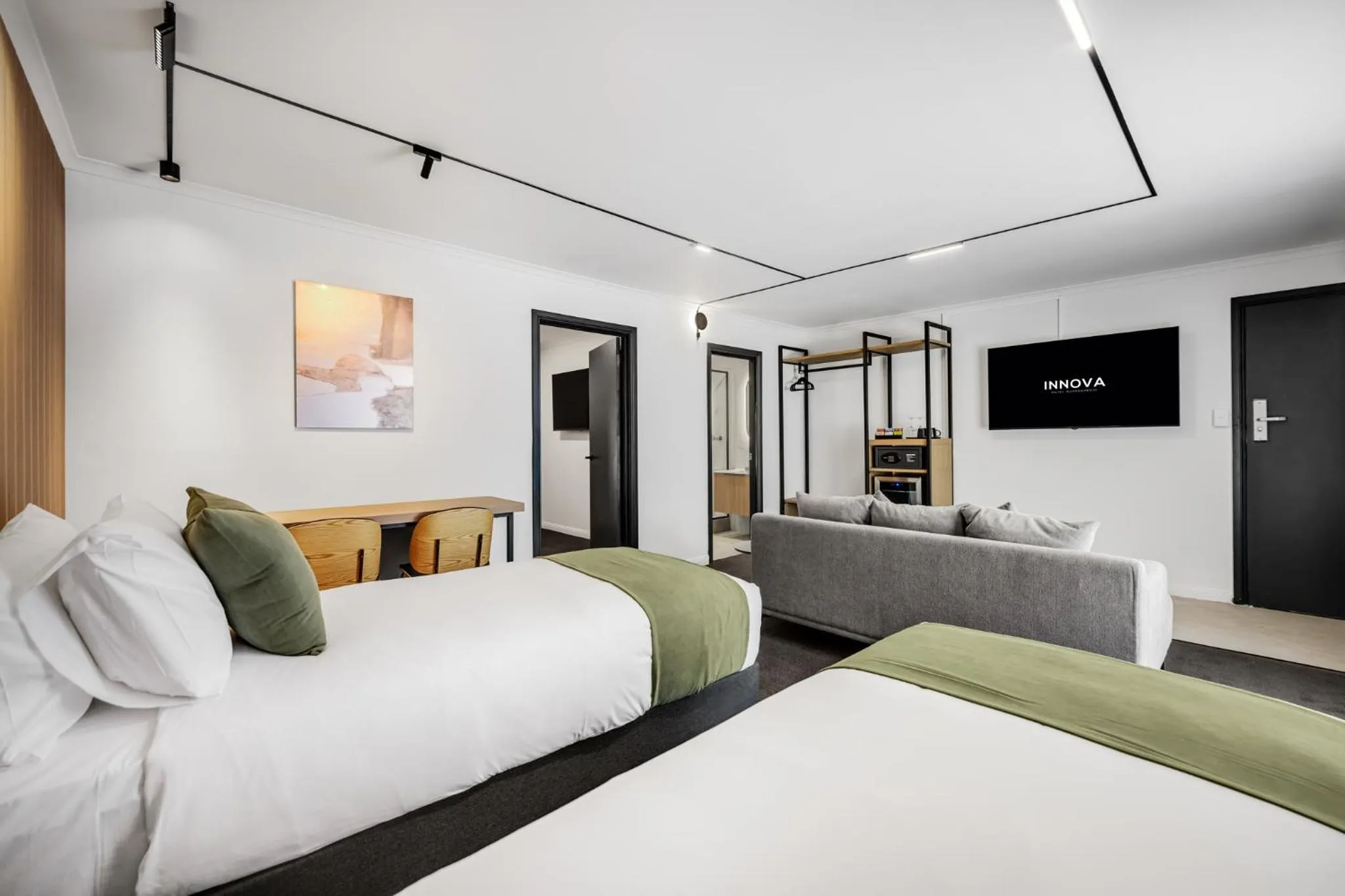 Communal lounge/ TV room, Bed in Innova Motel Warrnambool