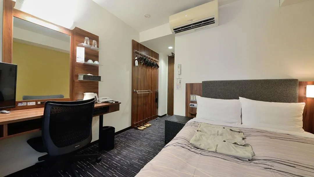 Bed in Tsuruga Manten Hotel Ekimae