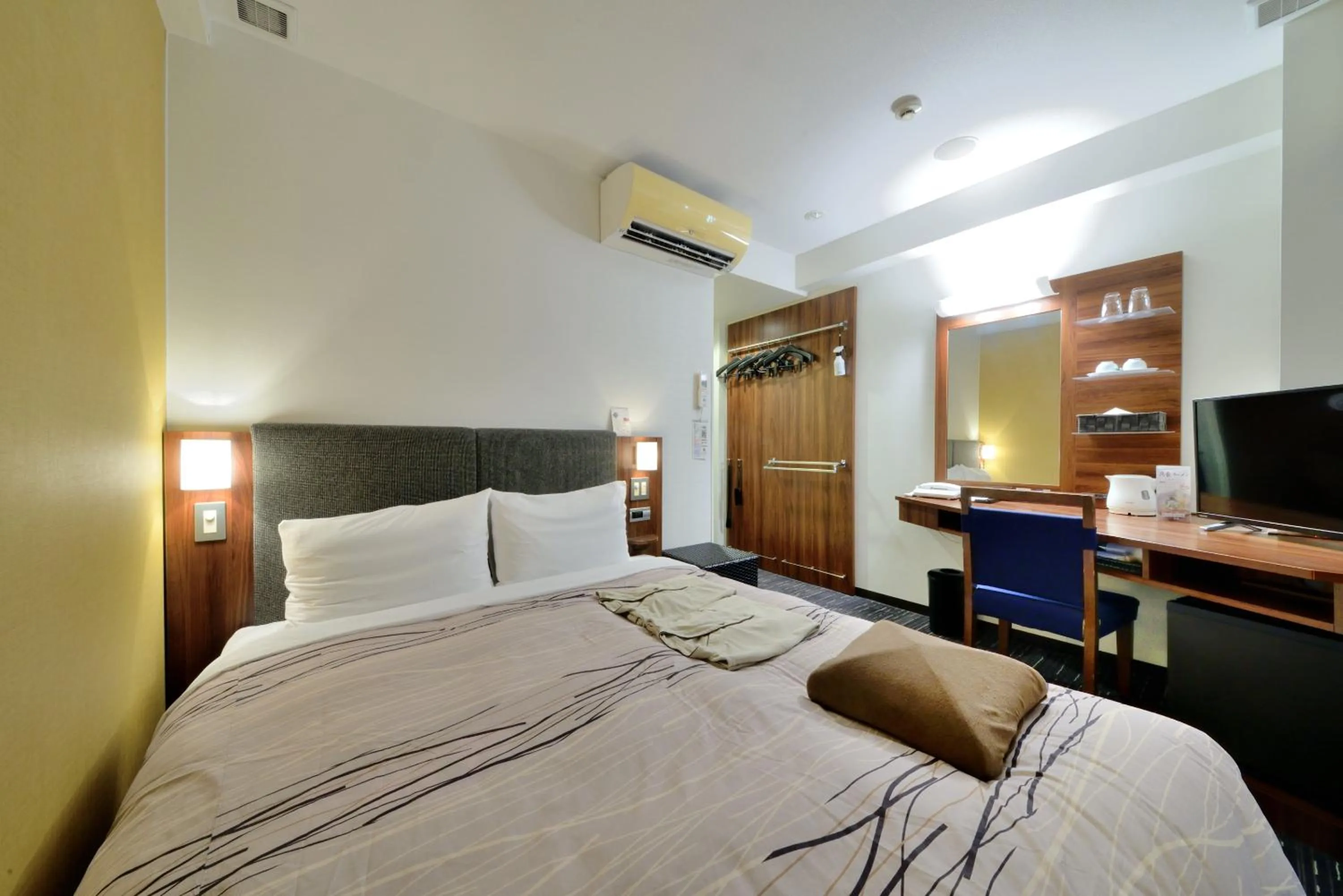 Photo of the whole room, Bed in Tsuruga Manten Hotel Ekimae