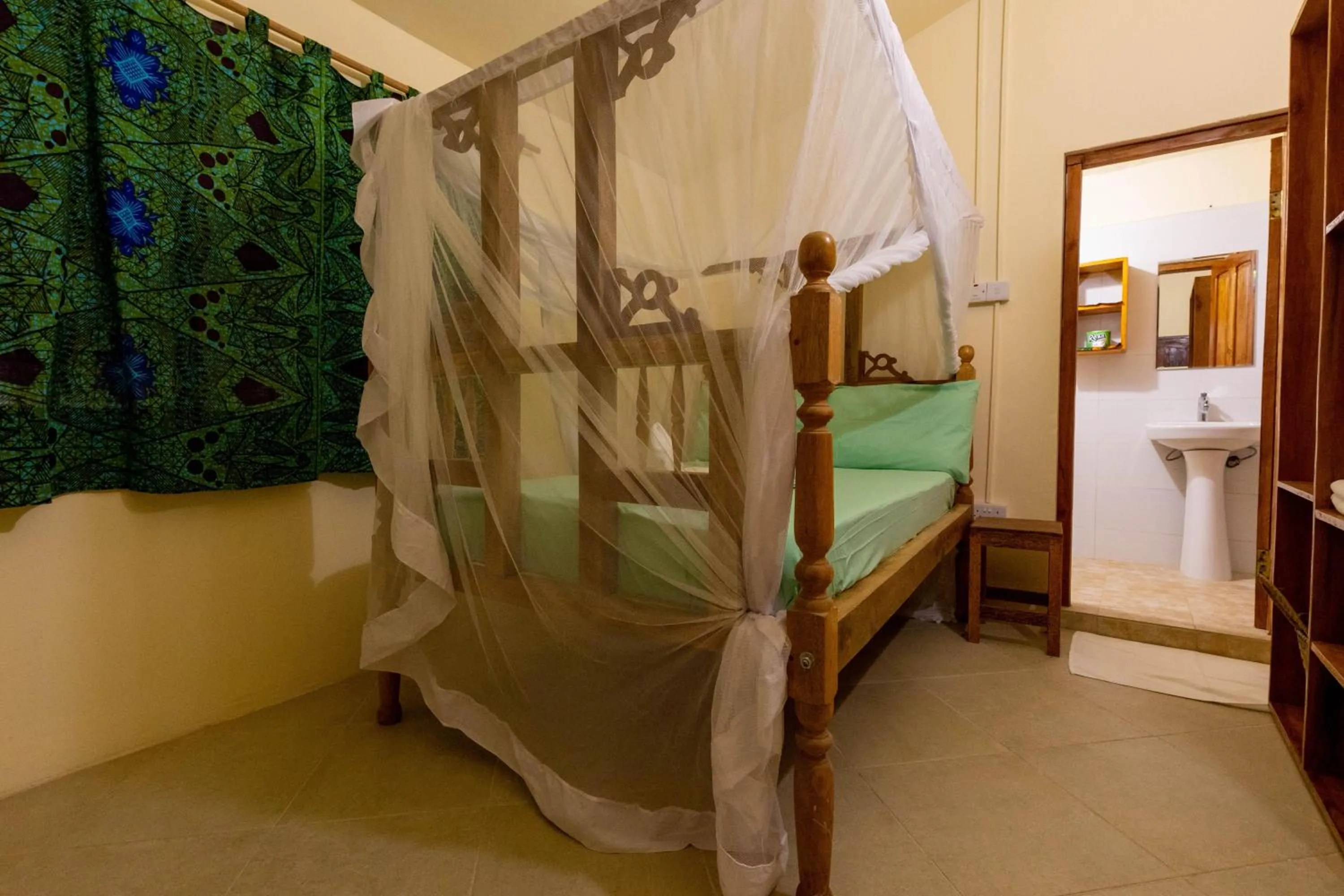 Shower, Bed in Eden Paradise