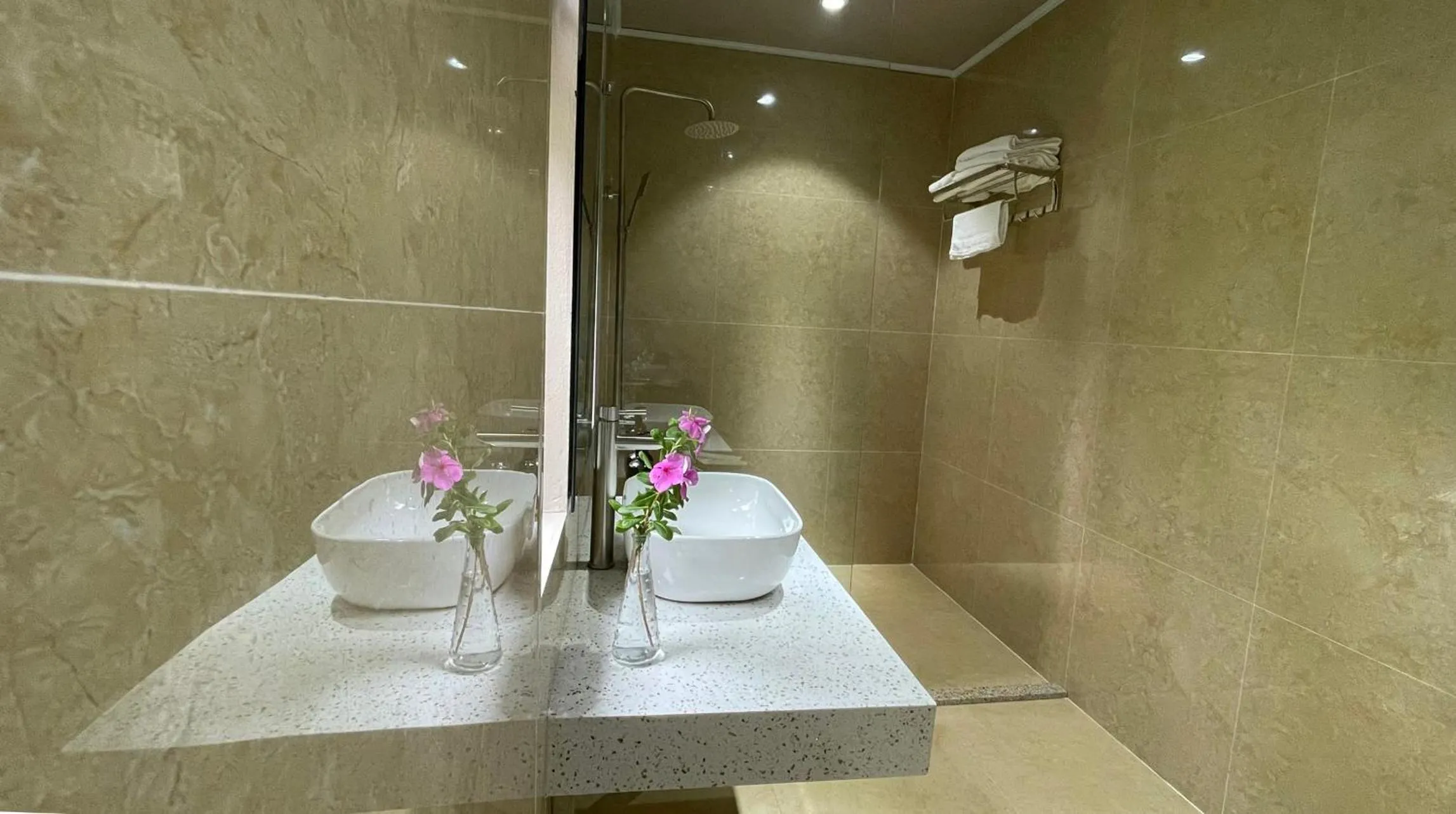 Shower in PHOENIX MINH CHÂU HOTEL