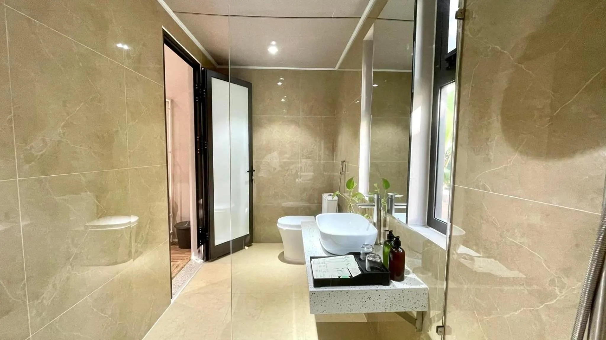 Shower in PHOENIX MINH CHÂU HOTEL