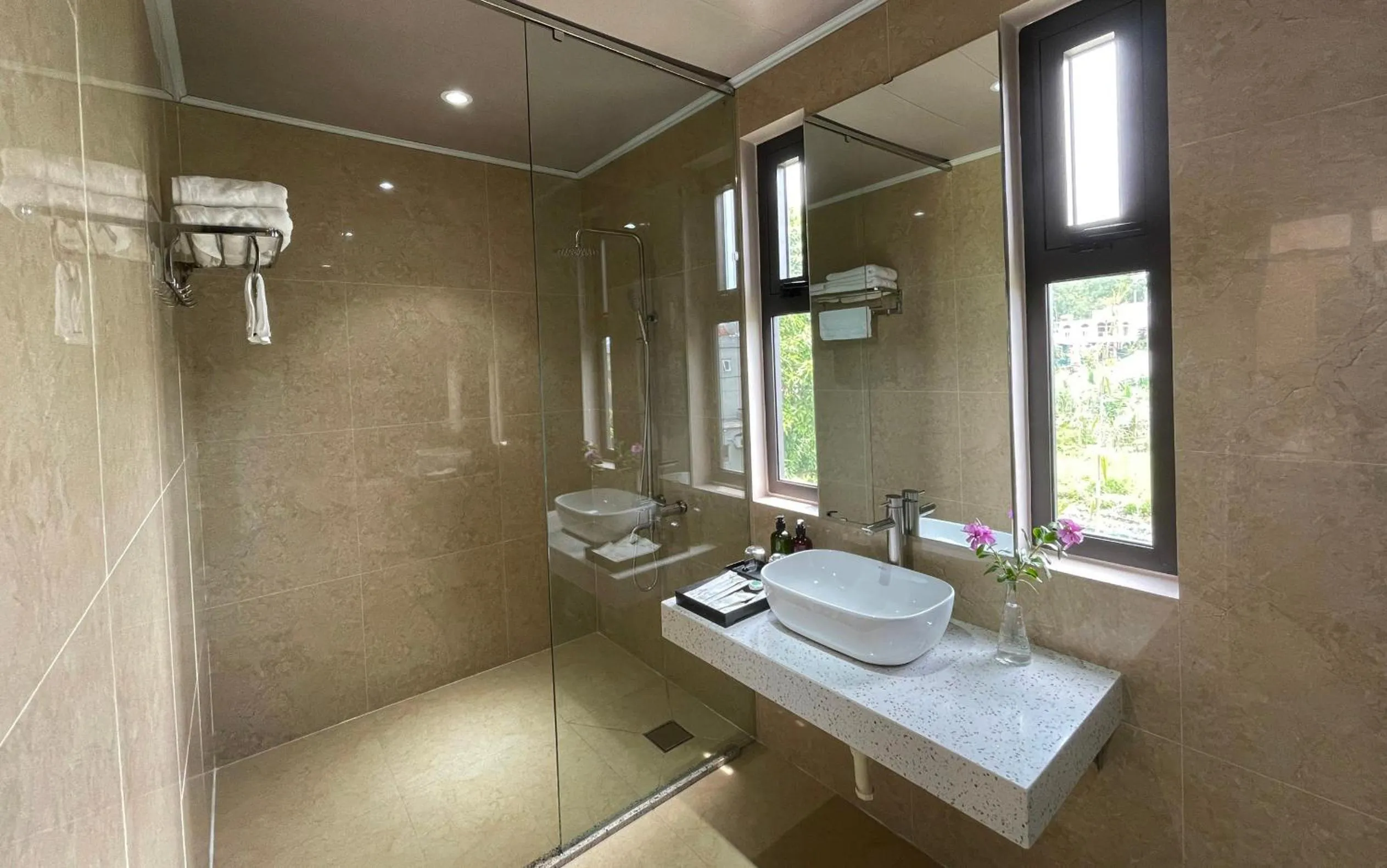 Bathroom in PHOENIX MINH CHÂU HOTEL