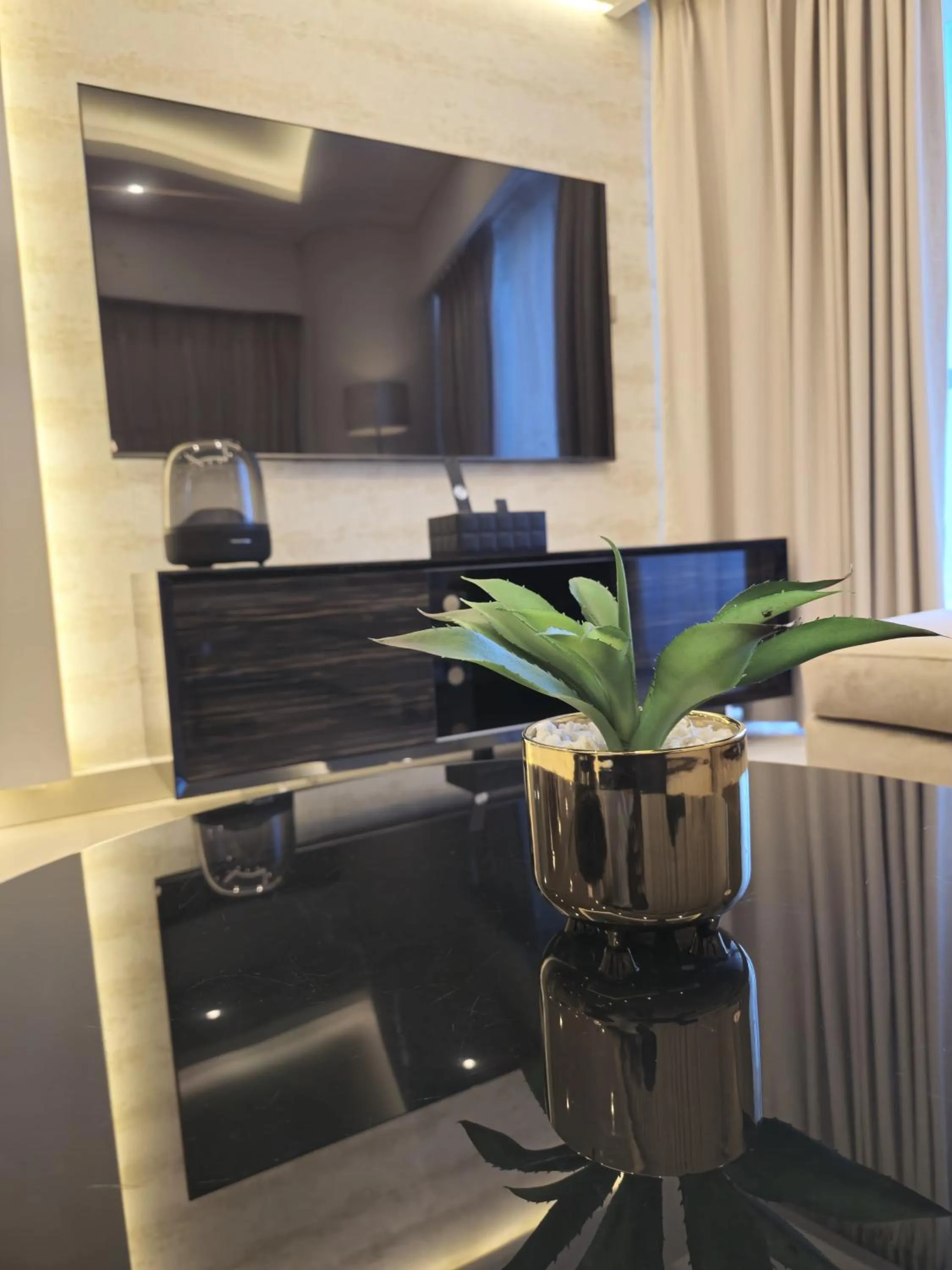 TV and multimedia in Quill Residence at Paramount Towers 3 BR Creek View