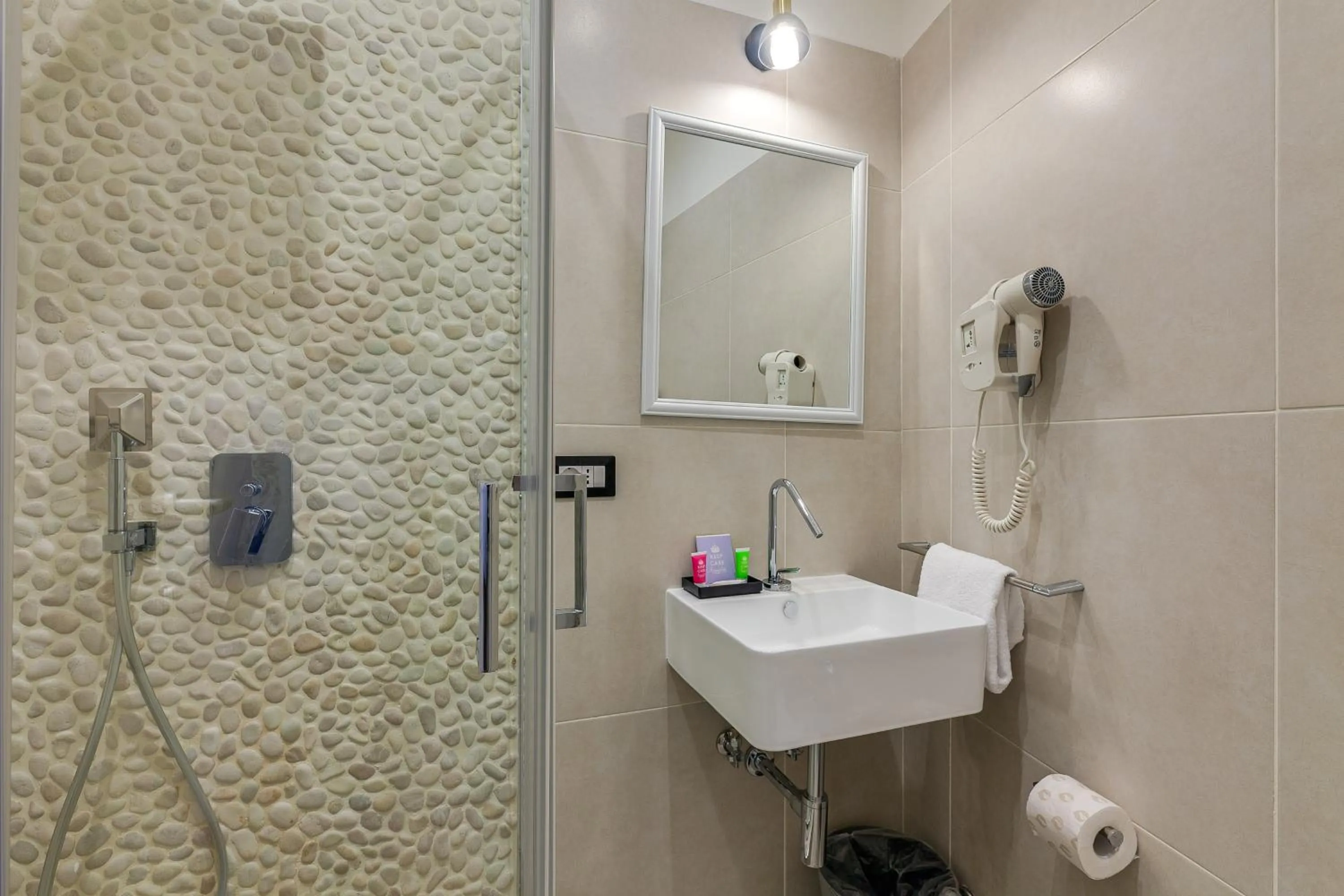 Shower in Habitat Monti