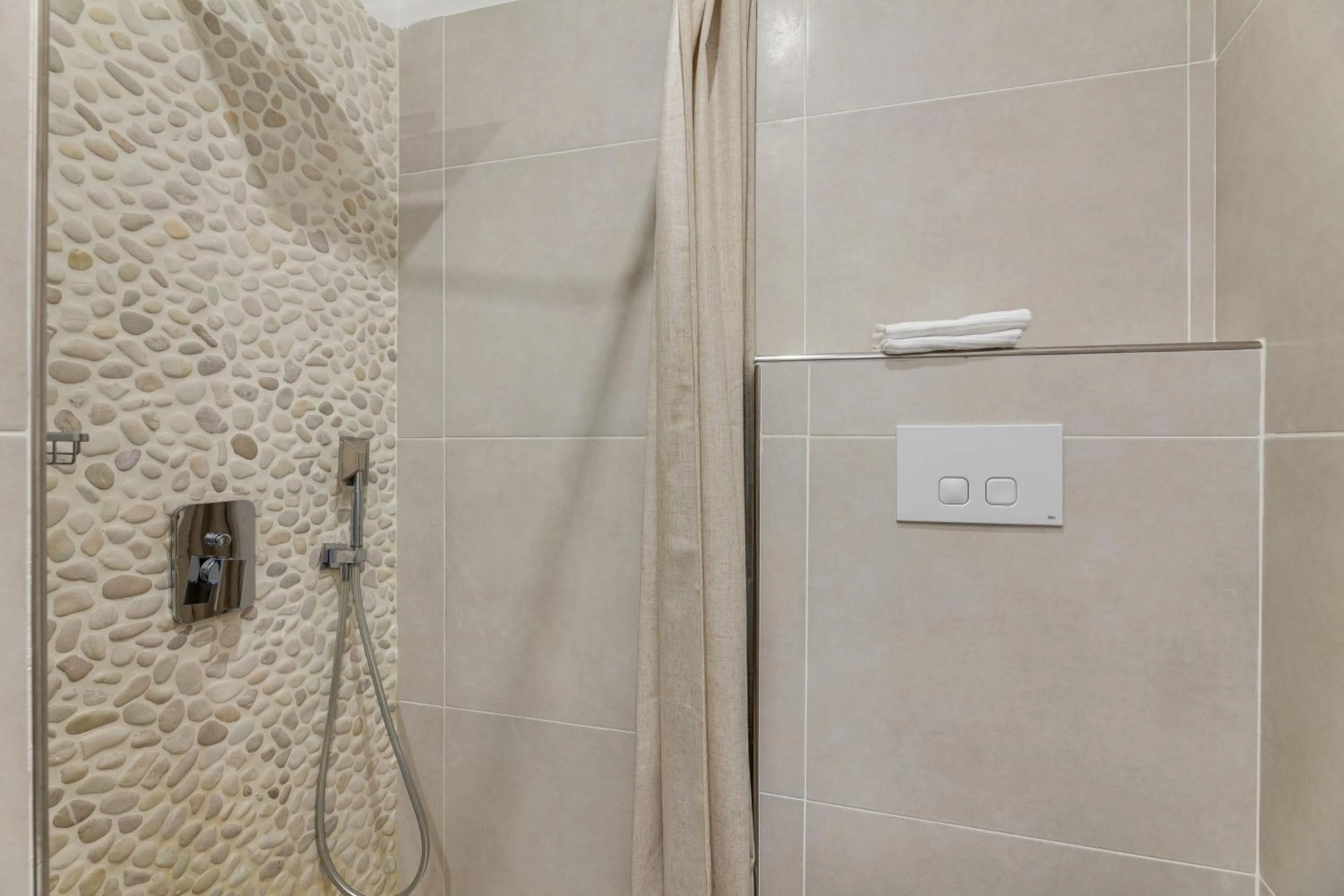 Shower in Habitat Monti