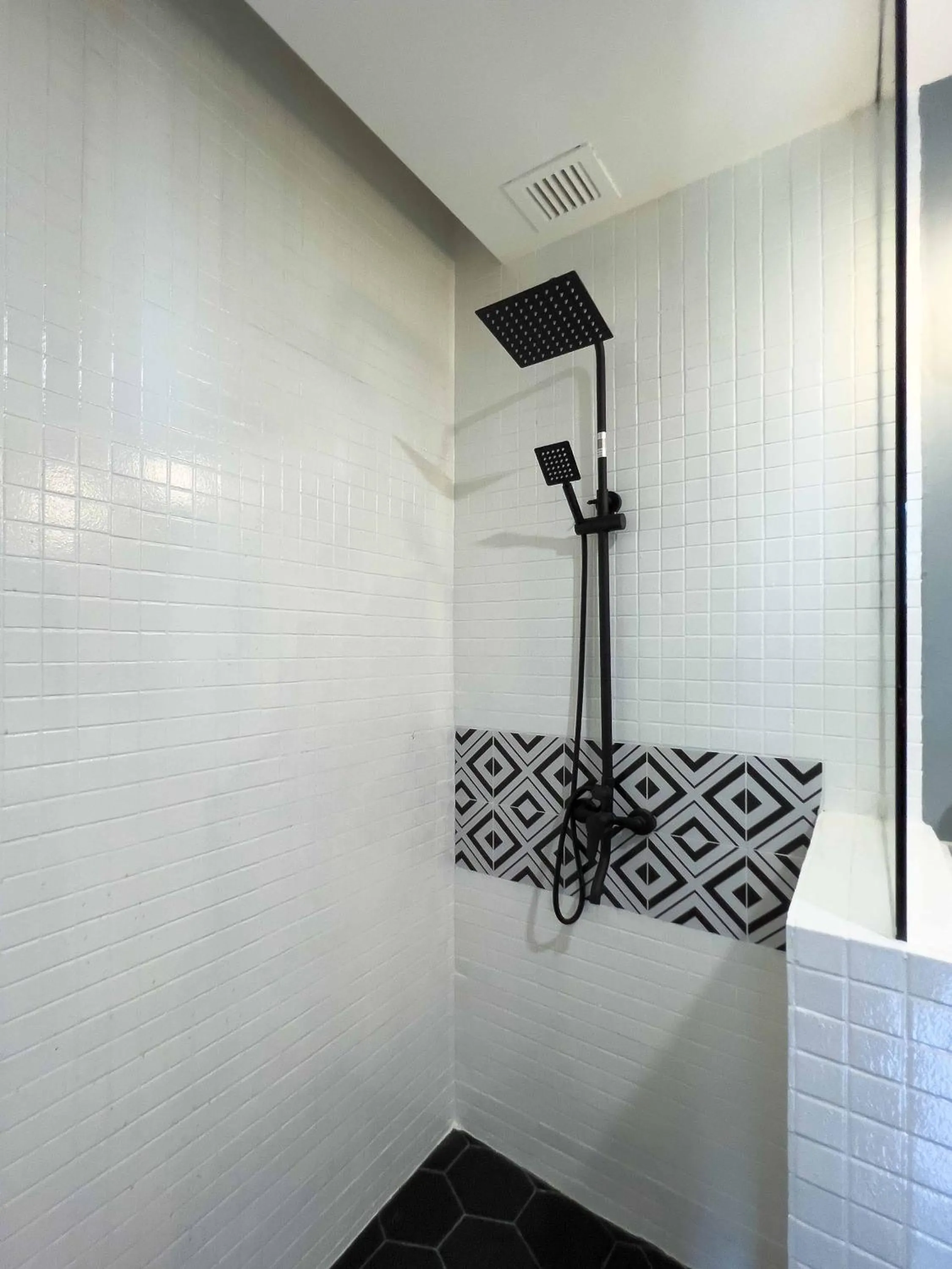 Shower in Hotel Seri Costa