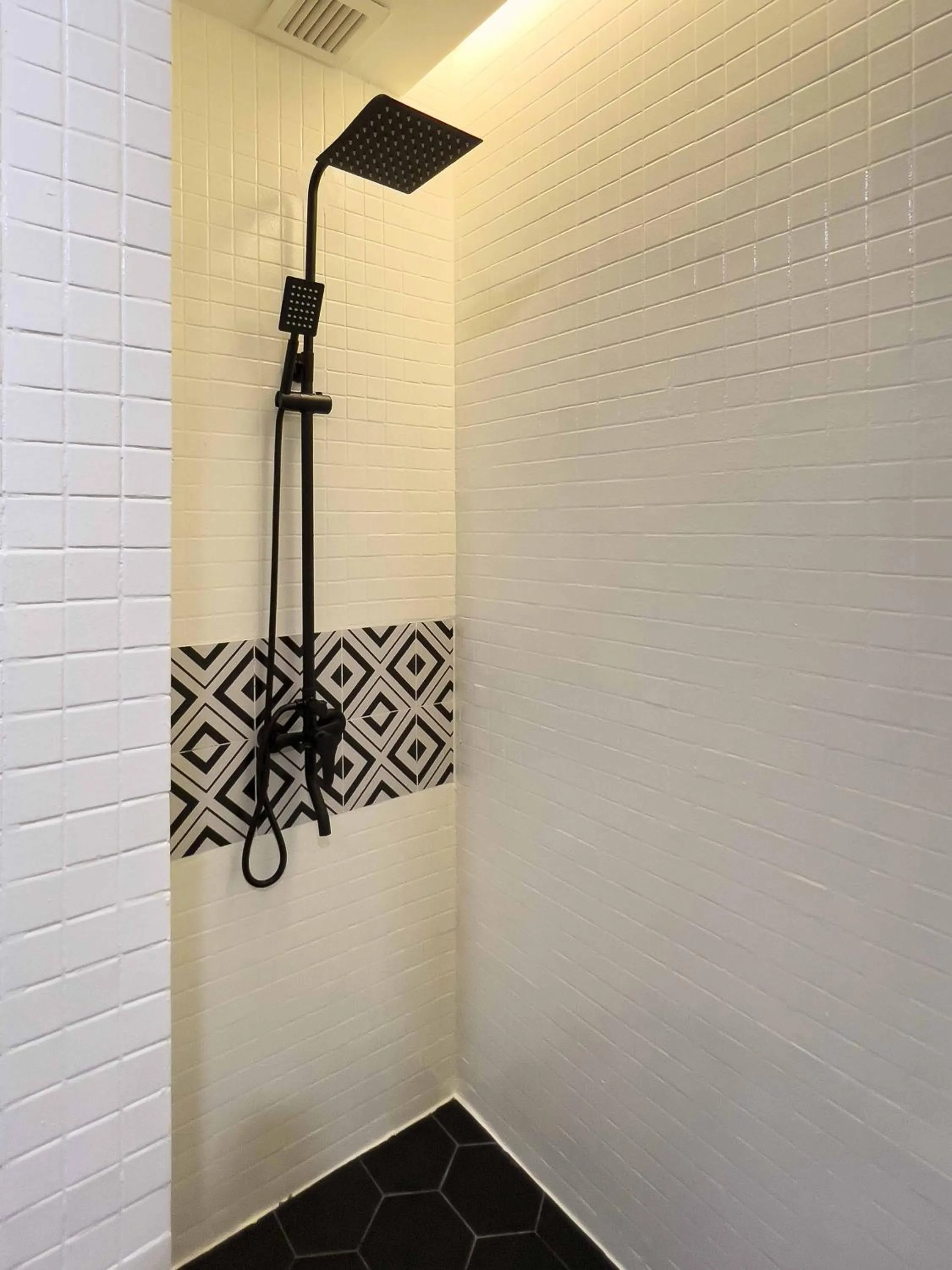 Shower in Hotel Seri Costa