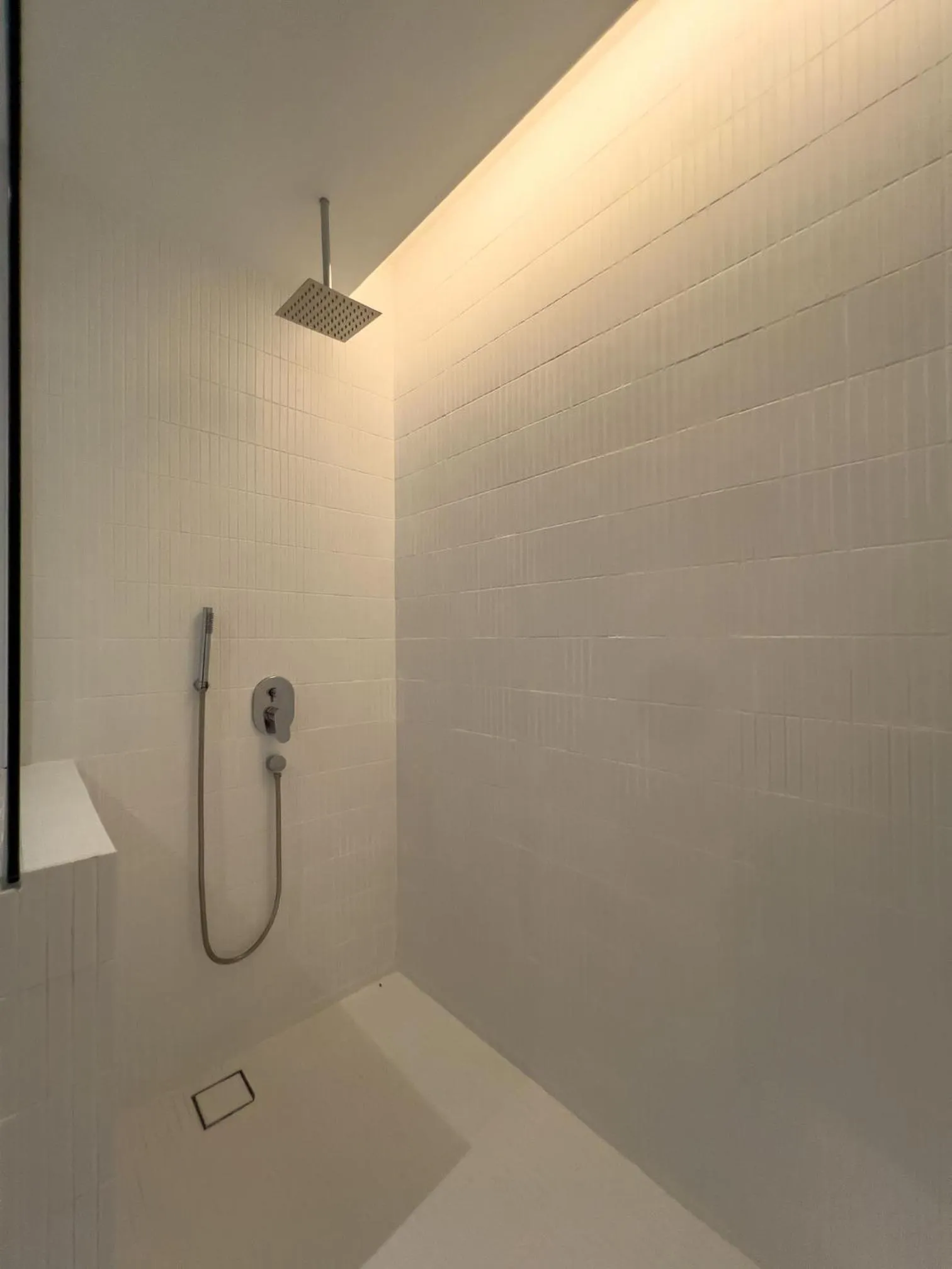 Shower in Hotel Seri Costa